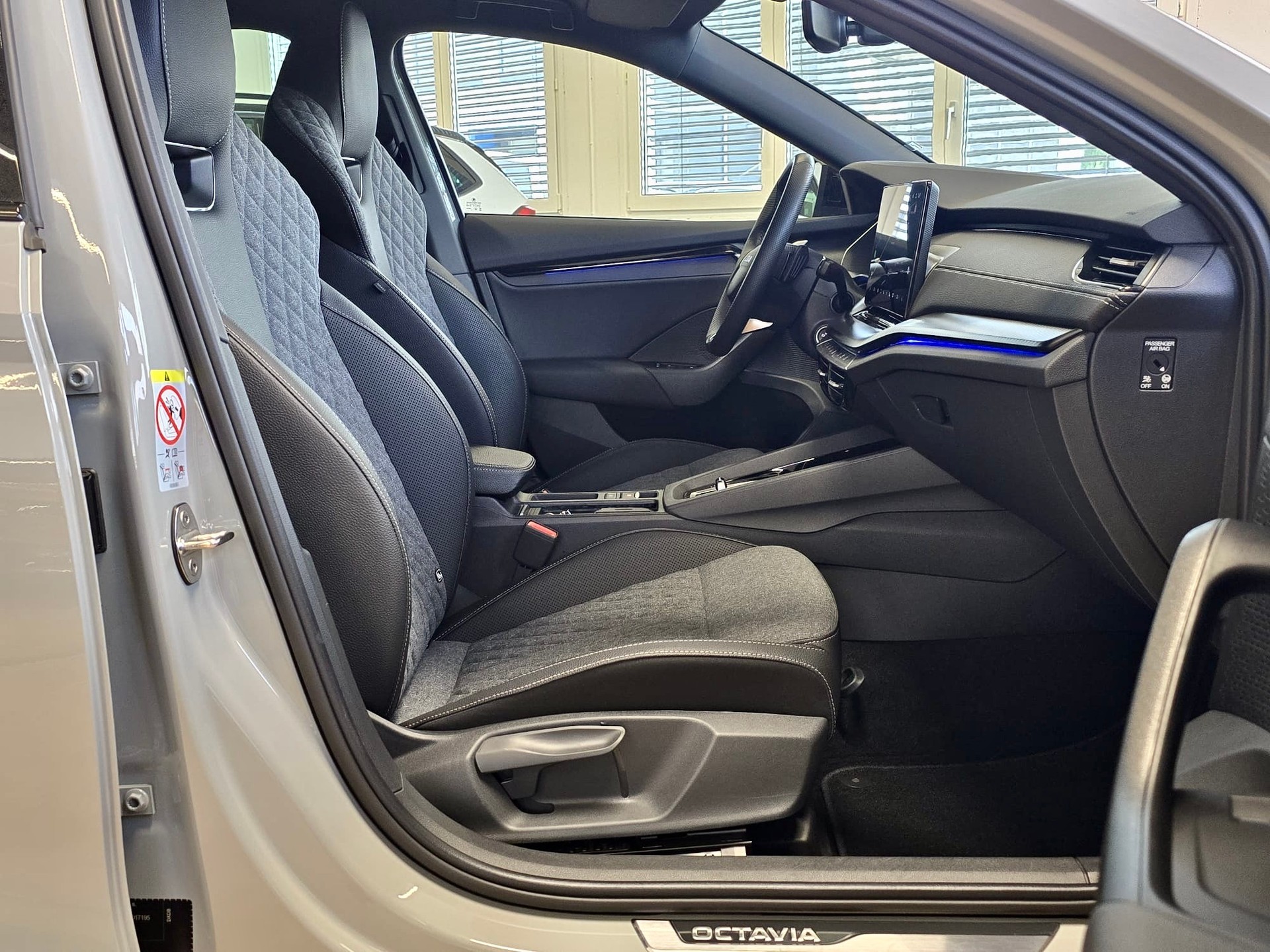 SKODA Octavia Combi 1.5 TSI mHEV DSG SportLine 150PS *FACELIFT *ELEKTR. AHK *STEEL GREY *BLACK PACKAGE *5 Jahre WERKS-GARANTIE!-image-16