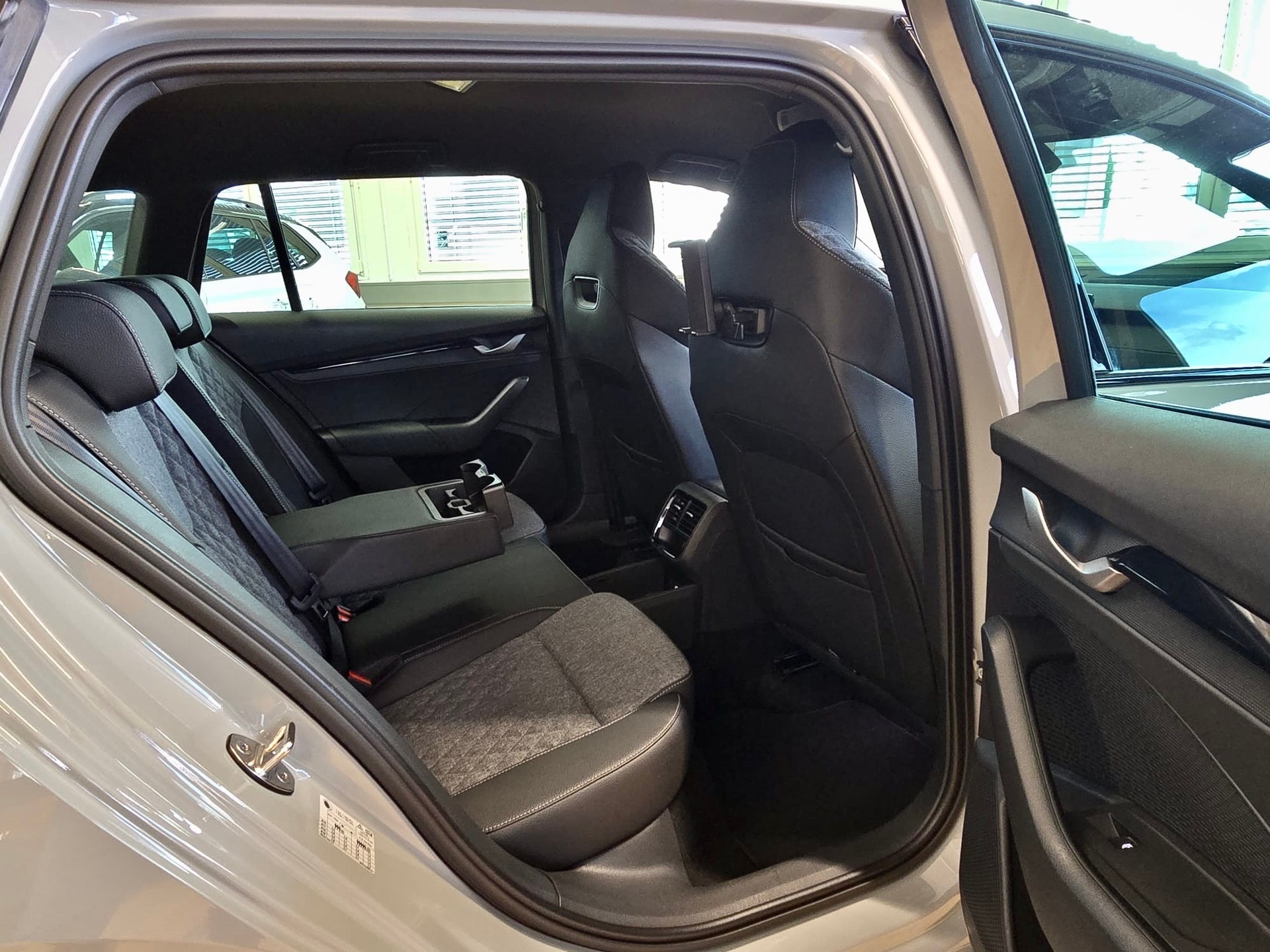 SKODA Octavia Combi 1.5 TSI mHEV DSG SportLine 150PS *FACELIFT *ELEKTR. AHK *STEEL GREY *BLACK PACKAGE *5 Jahre WERKS-GARANTIE!-image-14