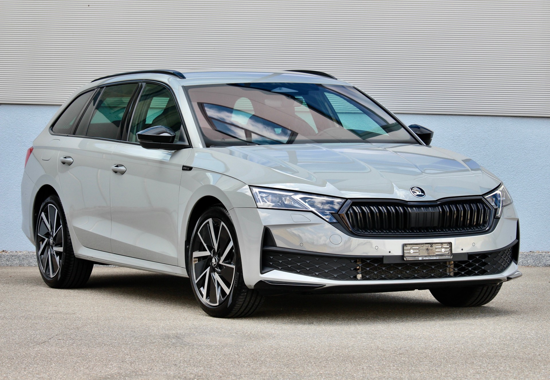 SKODA Octavia Combi 1.5 TSI mHEV DSG SportLine 150PS *FACELIFT *ELEKTR. AHK *STEEL GREY *BLACK PACKAGE *5 Jahre WERKS-GARANTIE!
