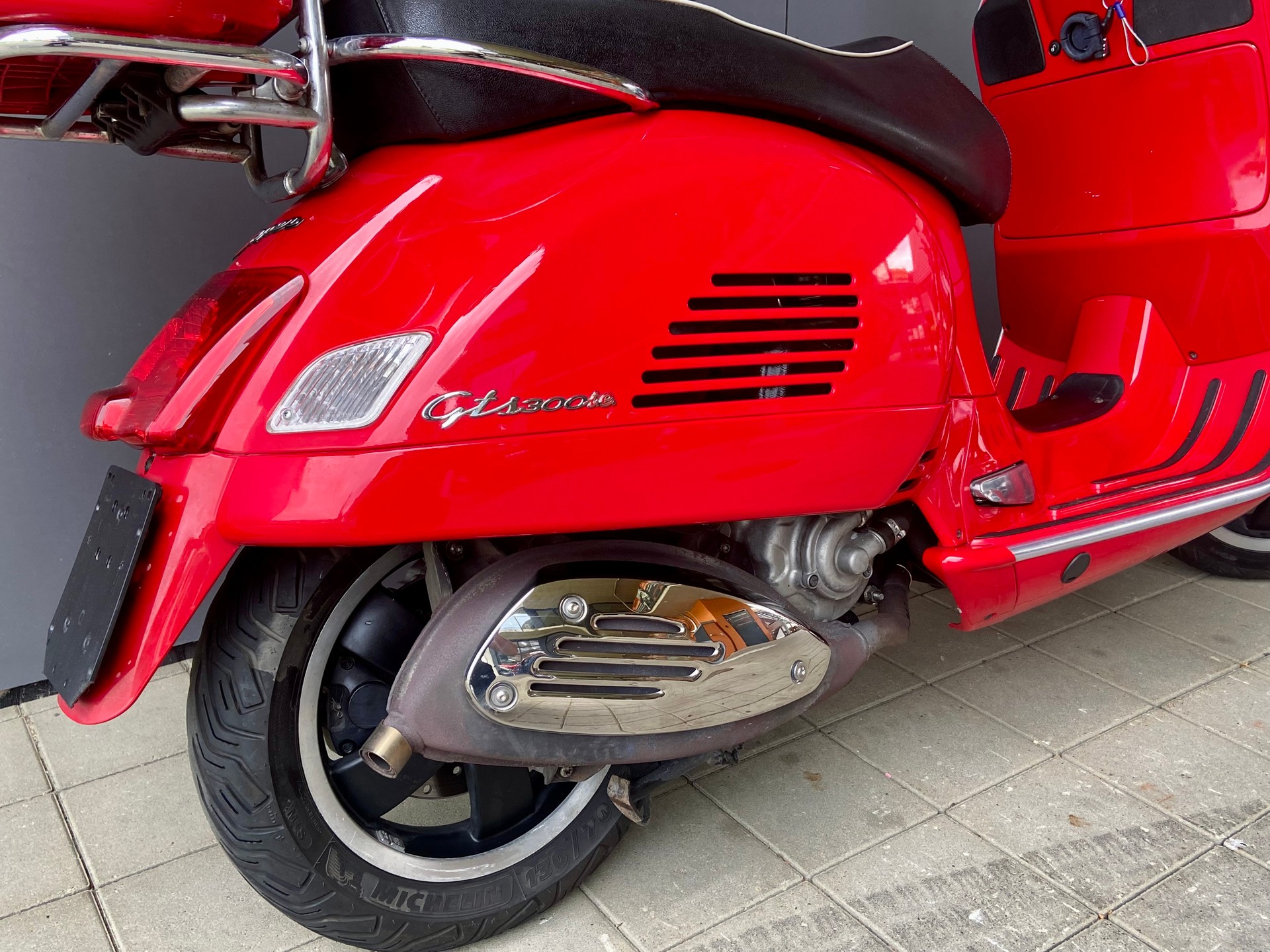 PIAGGIO Vespa GTS Super 300 i.e-showroom-element-2