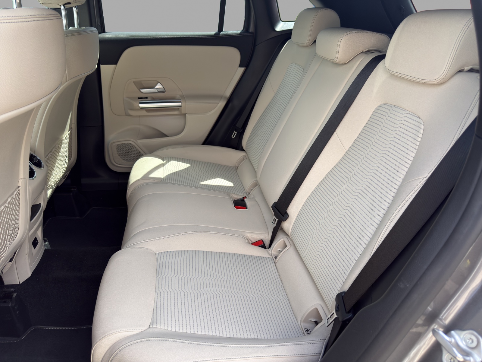 MERCEDES-BENZ GLA 250e Progressive 8G-DCT-image-12