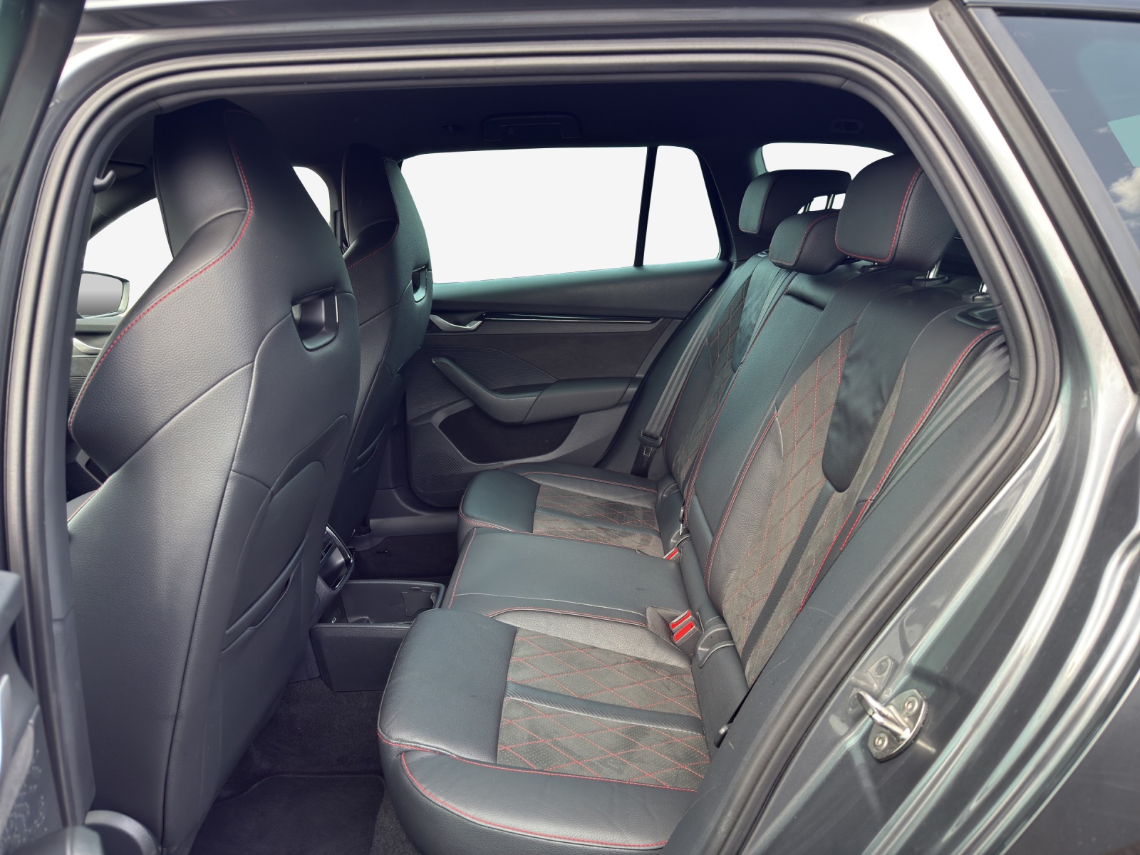 SKODA Octavia Combi 2.0 TSI DSG RS-image-10