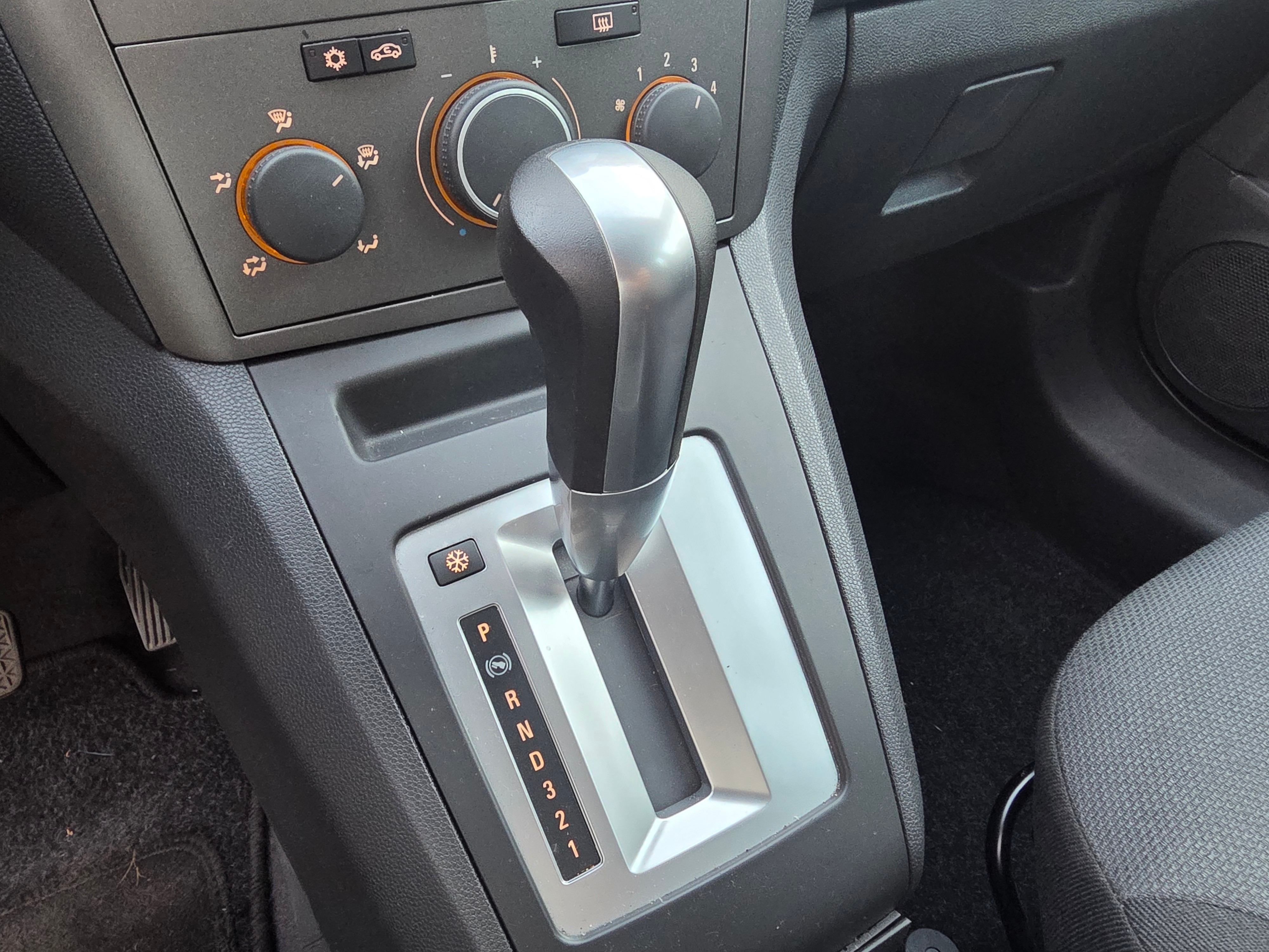OPEL Zafira 2.2i 16V MFK: 26.02.2025 Sommer- und Winterräder For sale