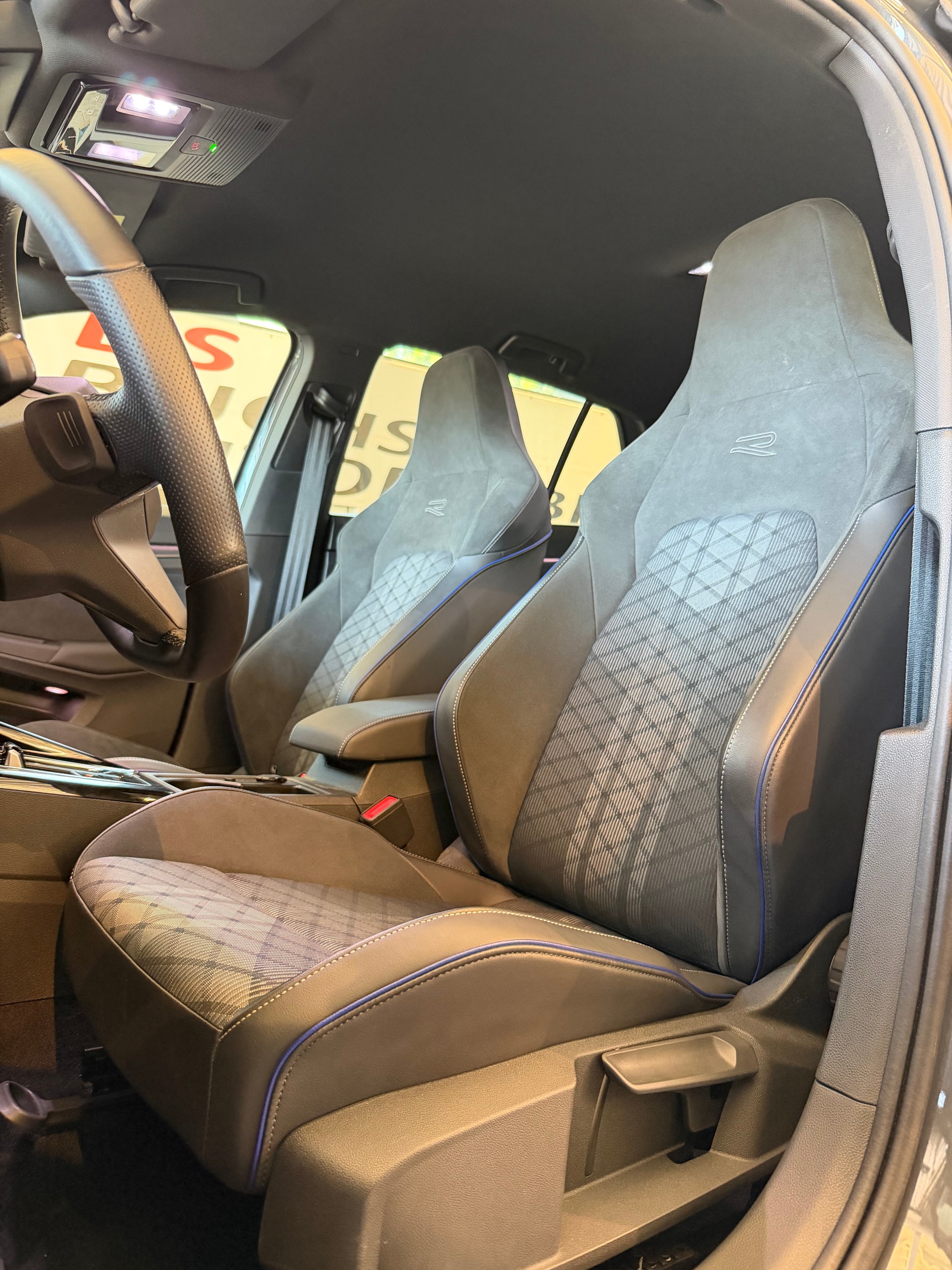 VW Golf VIII 2.0 TSI R-Line DSG 4motion-image-6