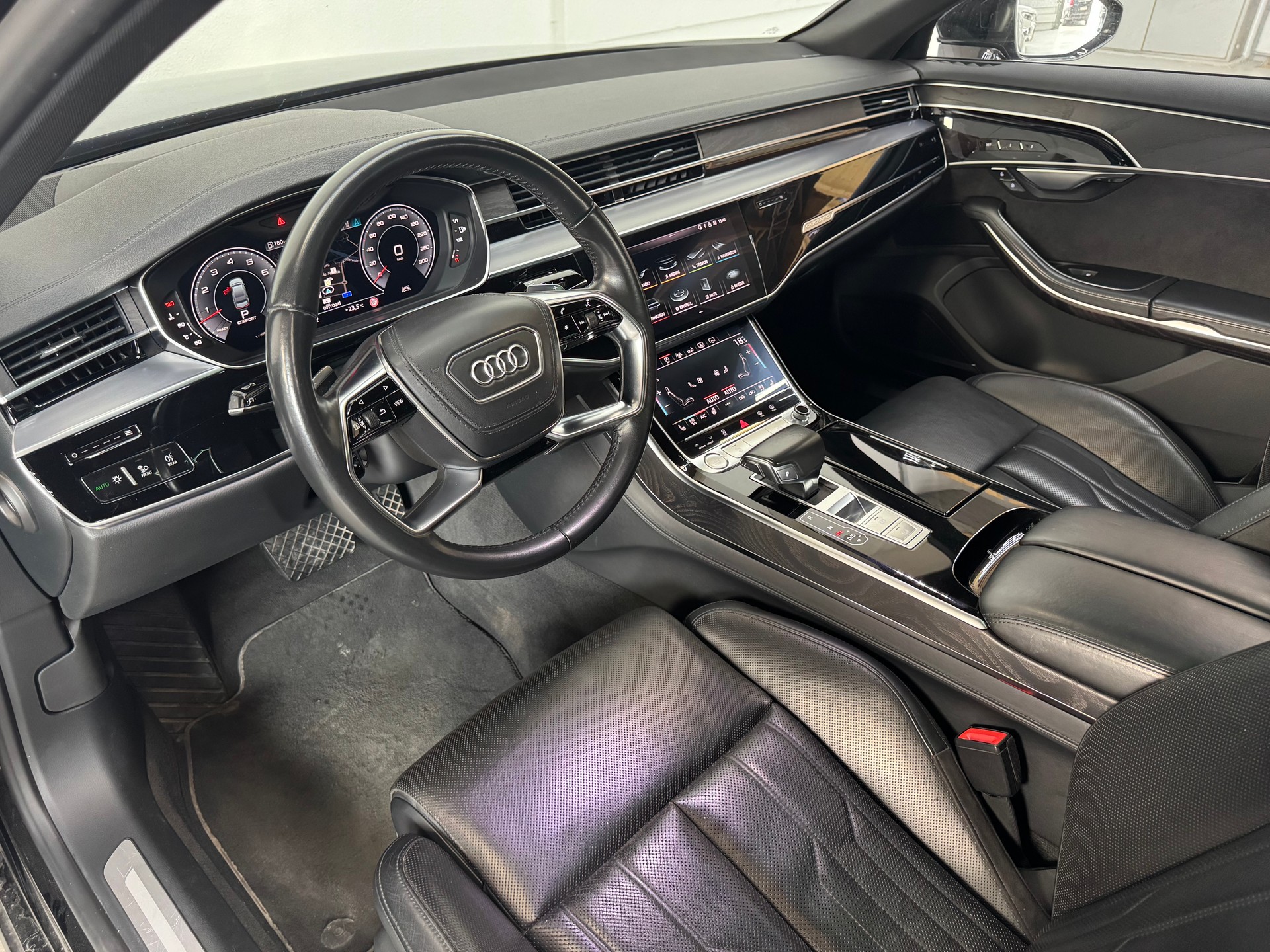 AUDI A8 55 TFSI quattro tiptronic-image-11