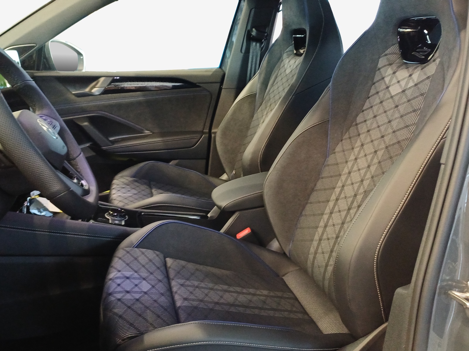 VW Tiguan 2.0 TDI SCR R-Line 4Motion DSG-image-7