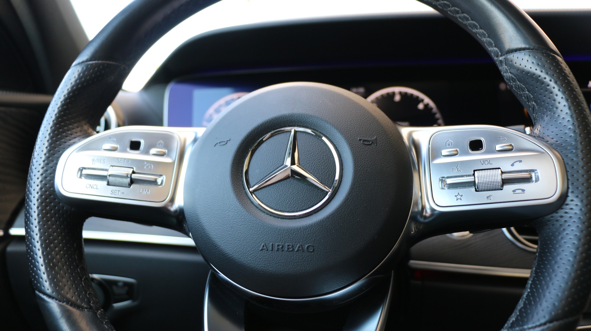 MERCEDES-BENZ E 220 d 4Matic Swiss Star AMG Line-image-12