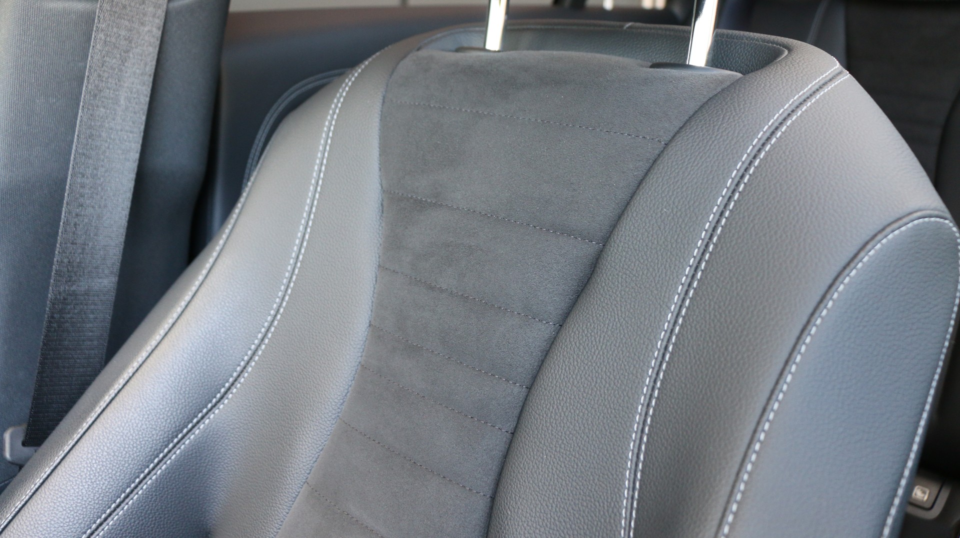 MERCEDES-BENZ E 220 d 4Matic Swiss Star AMG Line-image-9