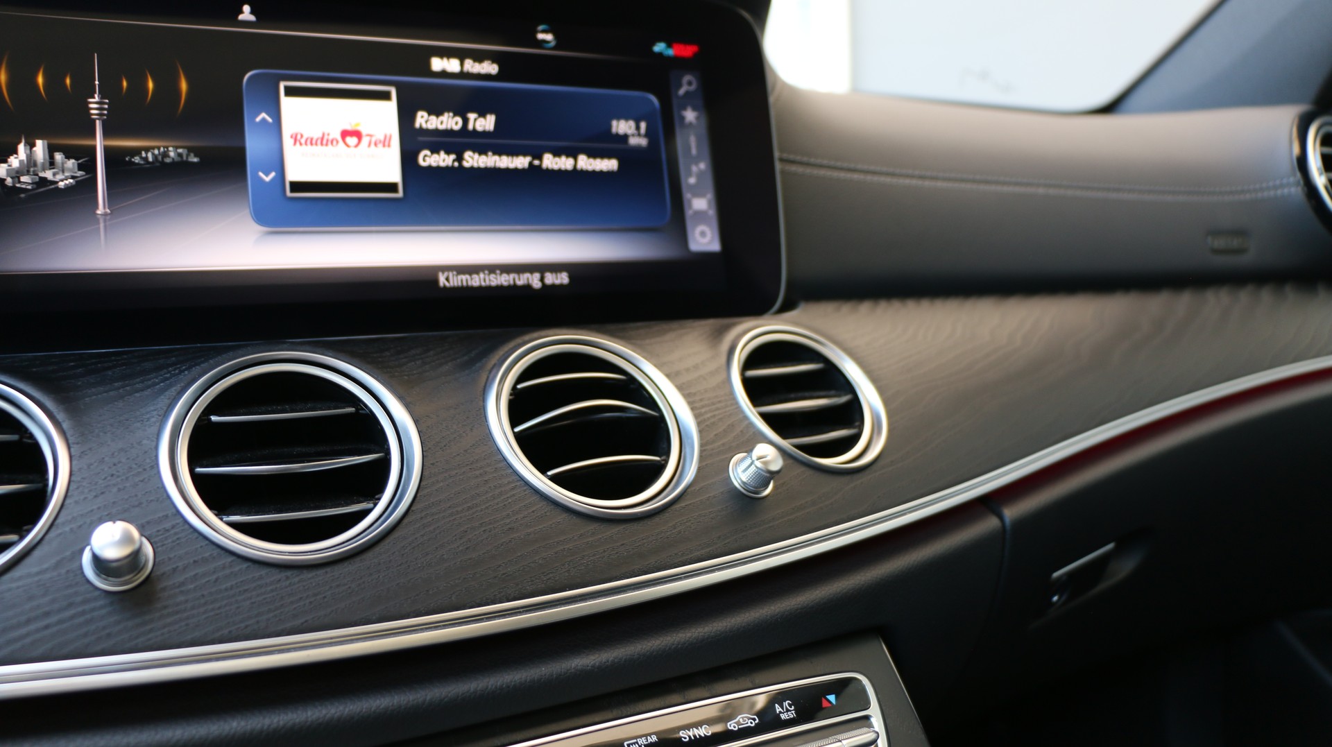 MERCEDES-BENZ E 220 d 4Matic Swiss Star AMG Line-image-13