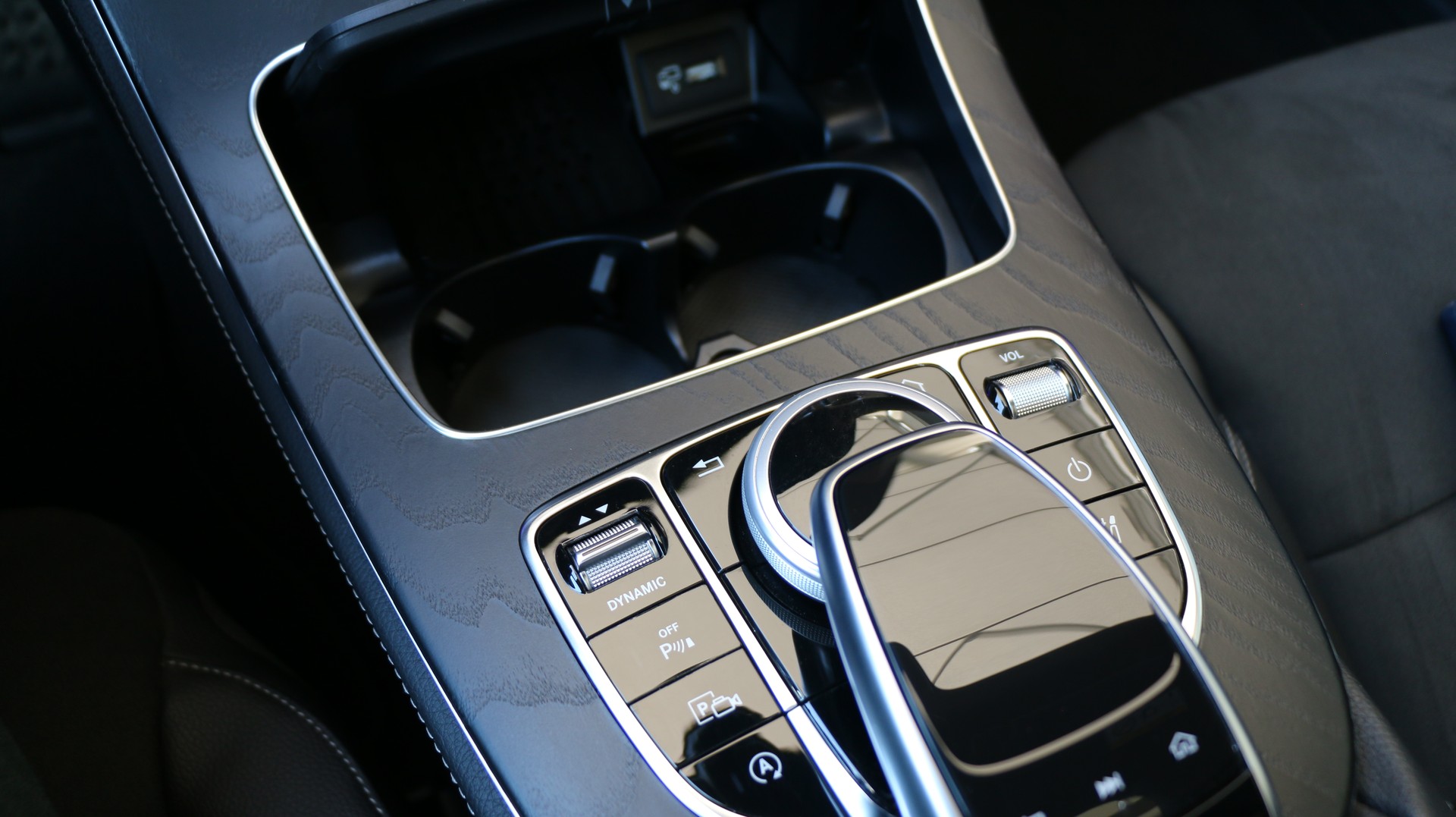 MERCEDES-BENZ E 220 d 4Matic Swiss Star AMG Line-image-14