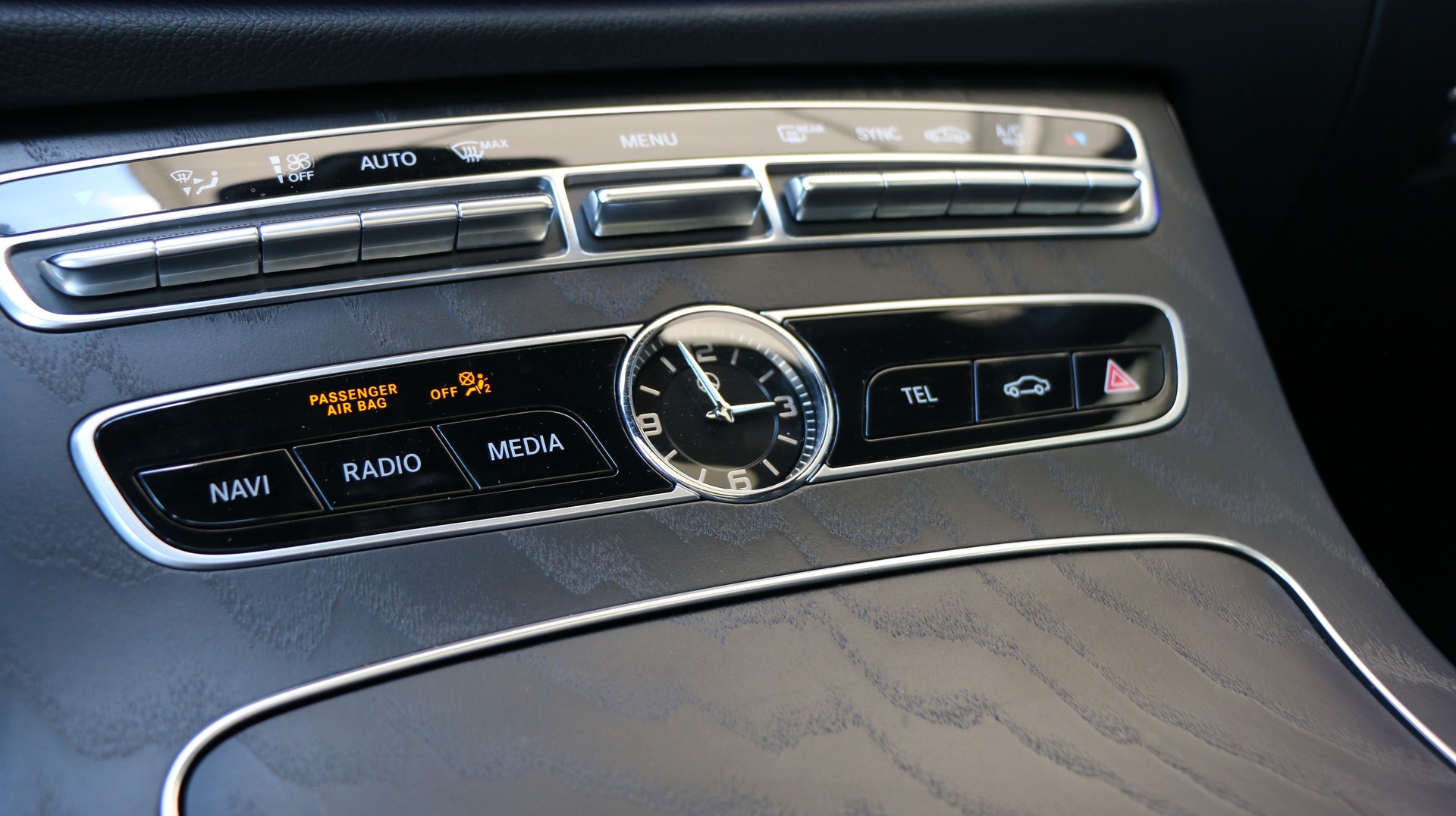 MERCEDES-BENZ E 220 d 4Matic Swiss Star AMG Line-image-16
