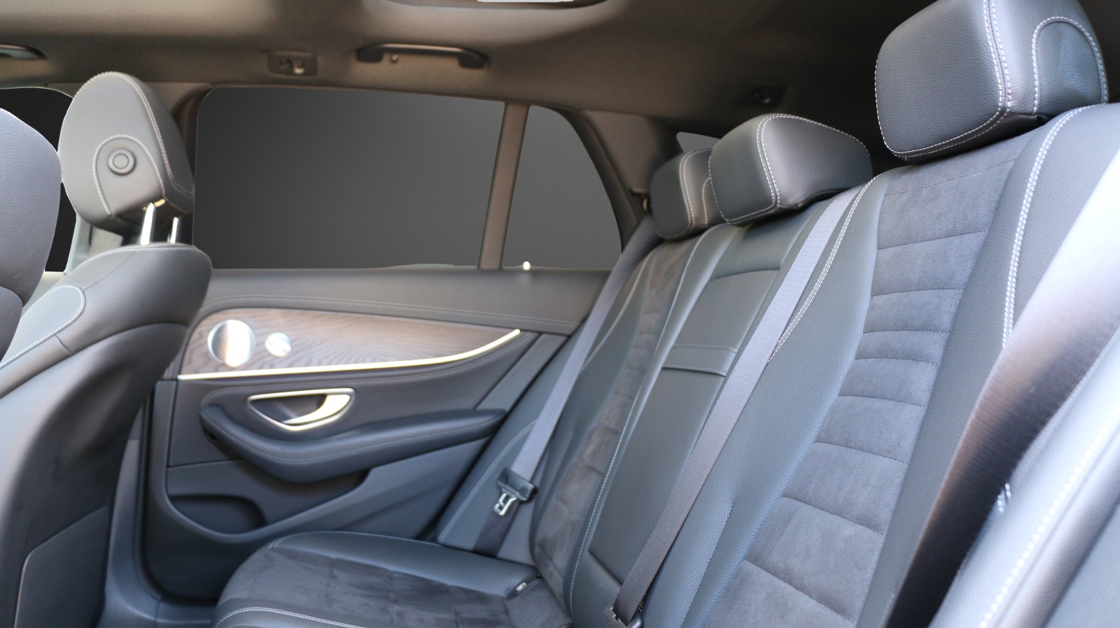 MERCEDES-BENZ E 220 d 4Matic Swiss Star AMG Line-image-10