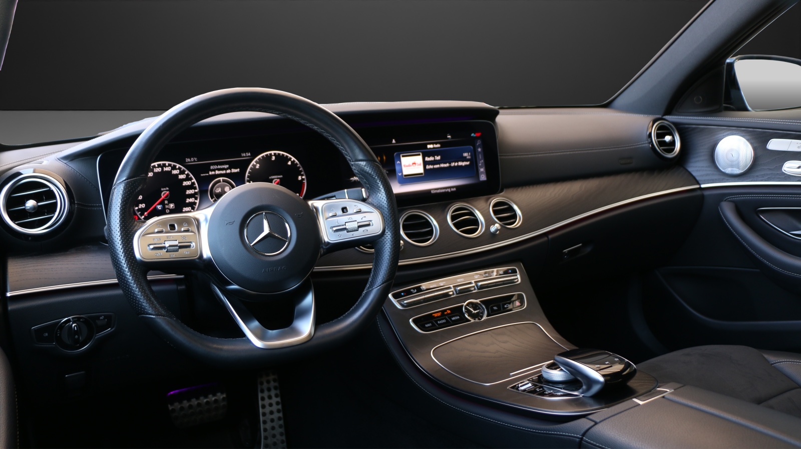 MERCEDES-BENZ E 220 d 4Matic Swiss Star AMG Line-image-4