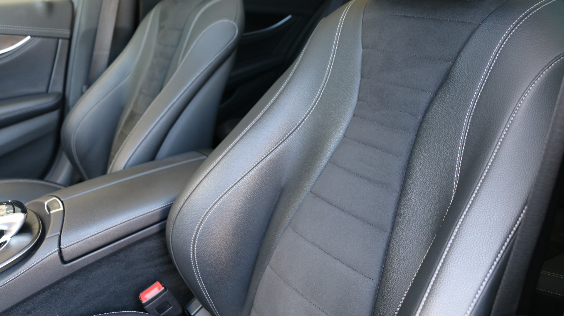 MERCEDES-BENZ E 220 d 4Matic Swiss Star AMG Line-image-8
