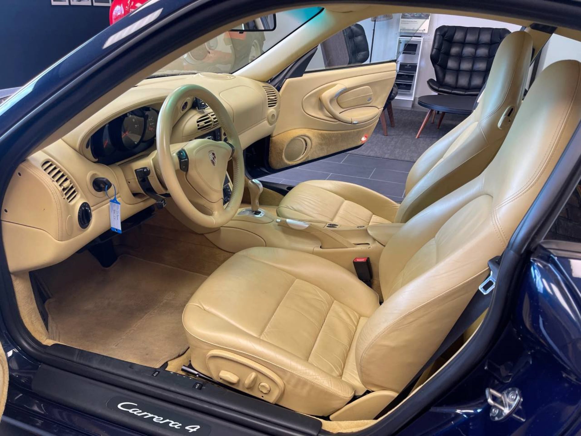 PORSCHE 911 Carrera 4 Coupé-image-13