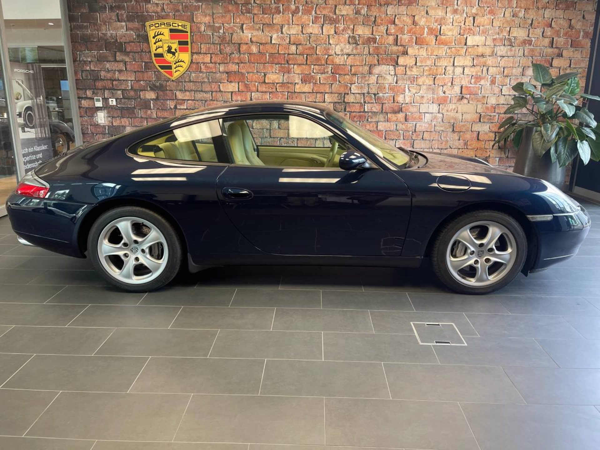 PORSCHE 911 Carrera 4 Coupé-image-1