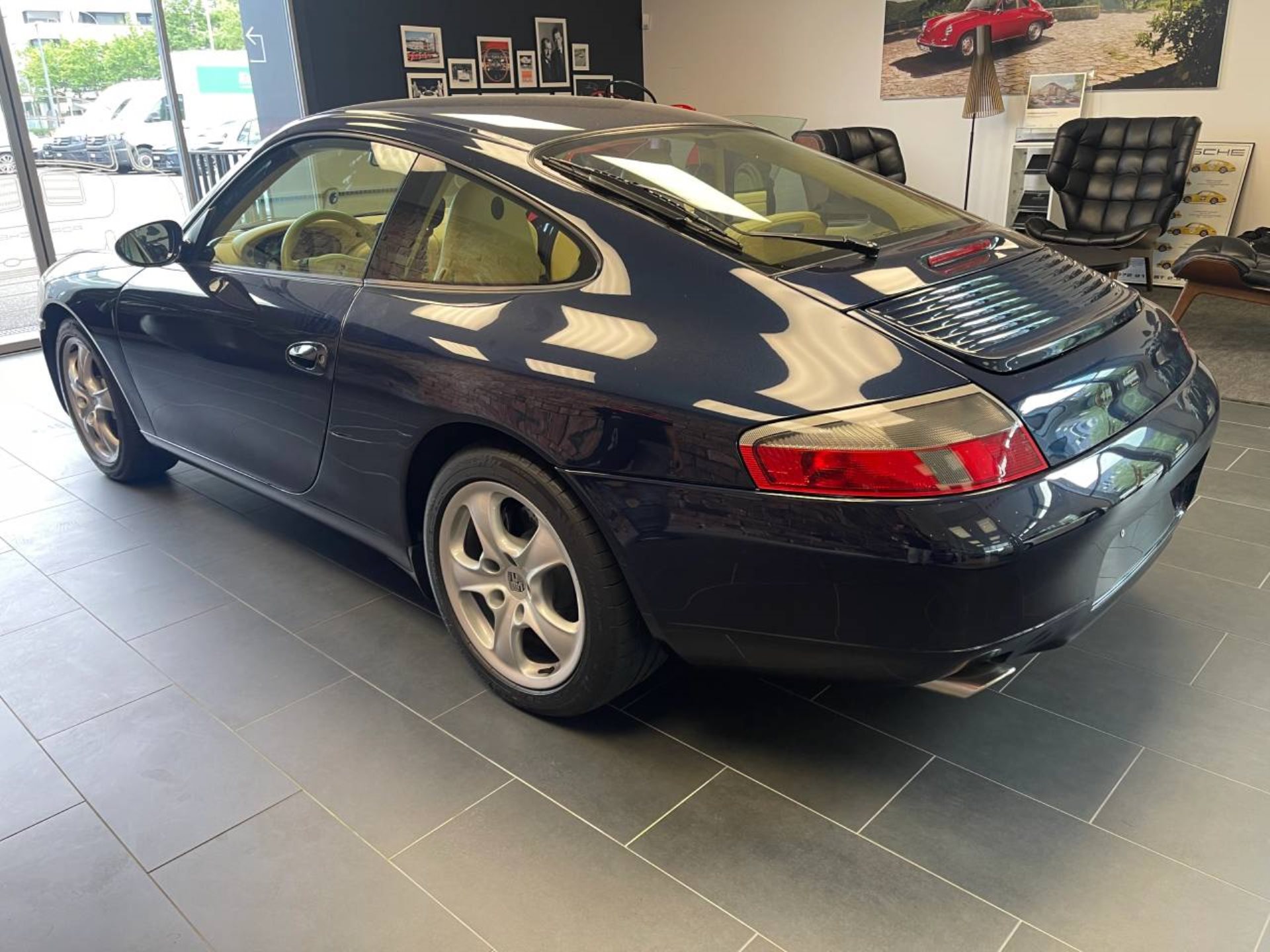 PORSCHE 911 Carrera 4 Coupé-image-8