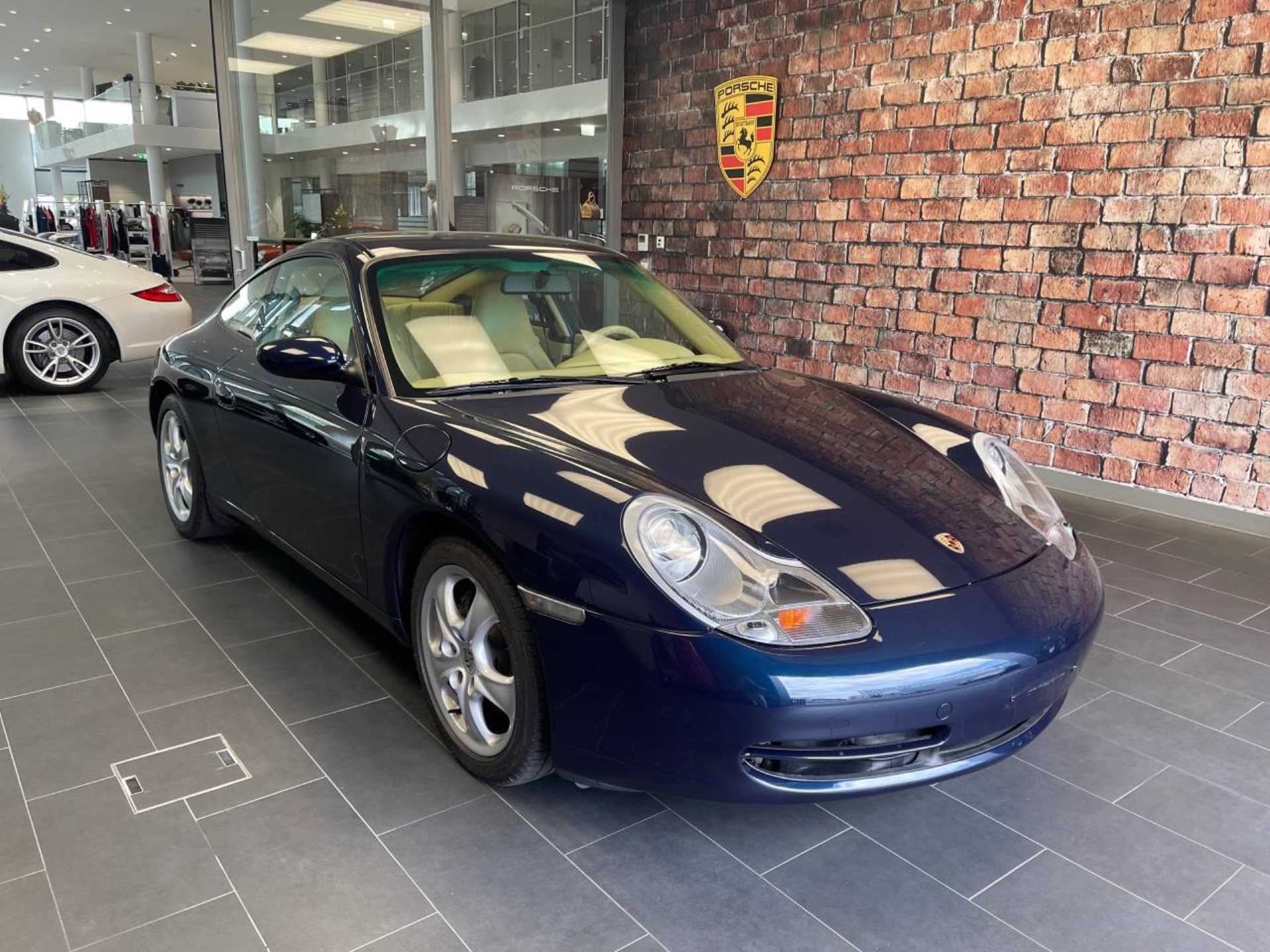 PORSCHE 911 Carrera 4 Coupé-image-0