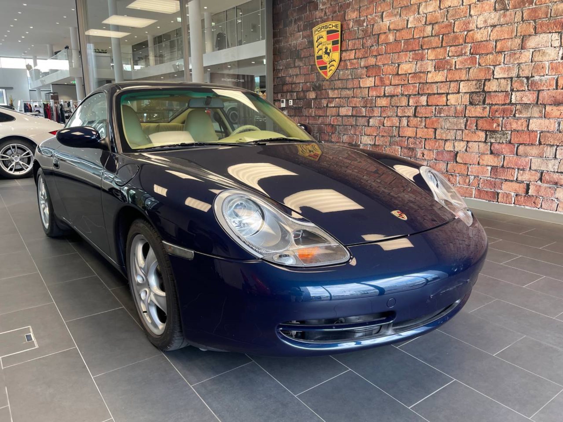 PORSCHE 911 Carrera 4 Coupé-image-7