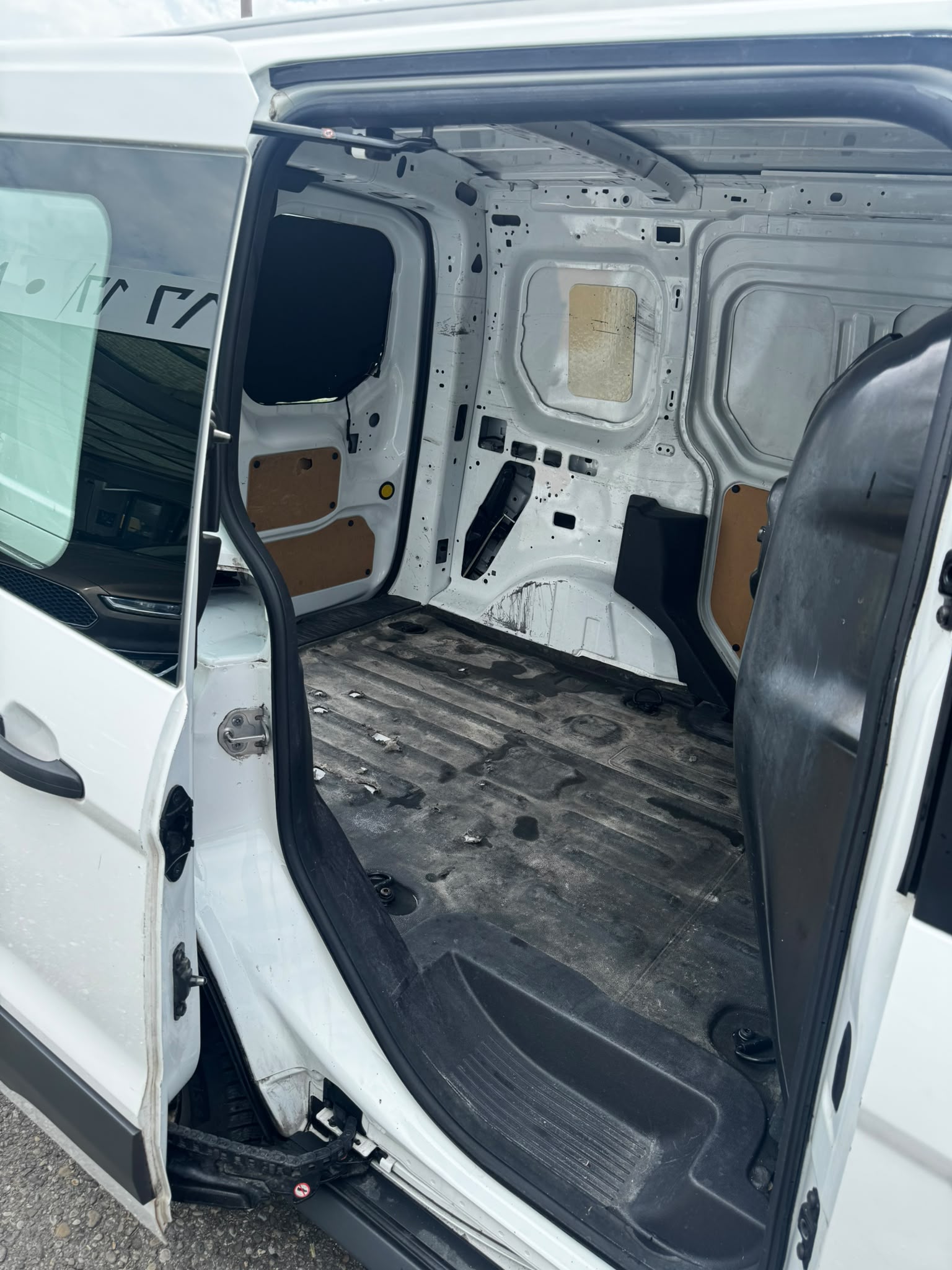 FORD Transit Connect Van T220 1.6 TDCi Ambiente-image-11