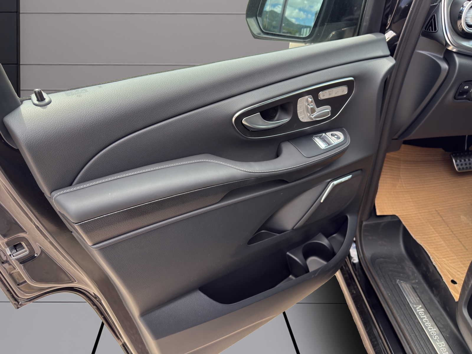 MERCEDES-BENZ V 300 d Exclusive lang Swiss Edition 4Matic-image-5