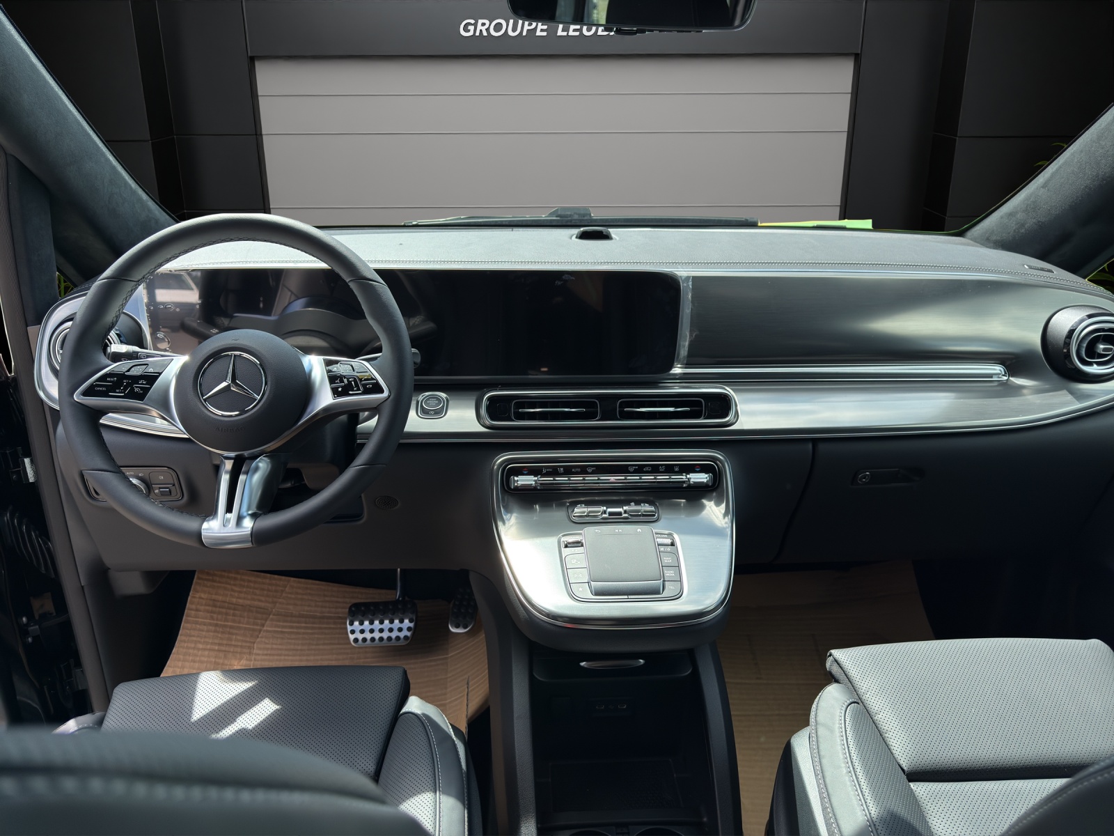 MERCEDES-BENZ V 300 d Exclusive lang Swiss Edition 4Matic-image-7