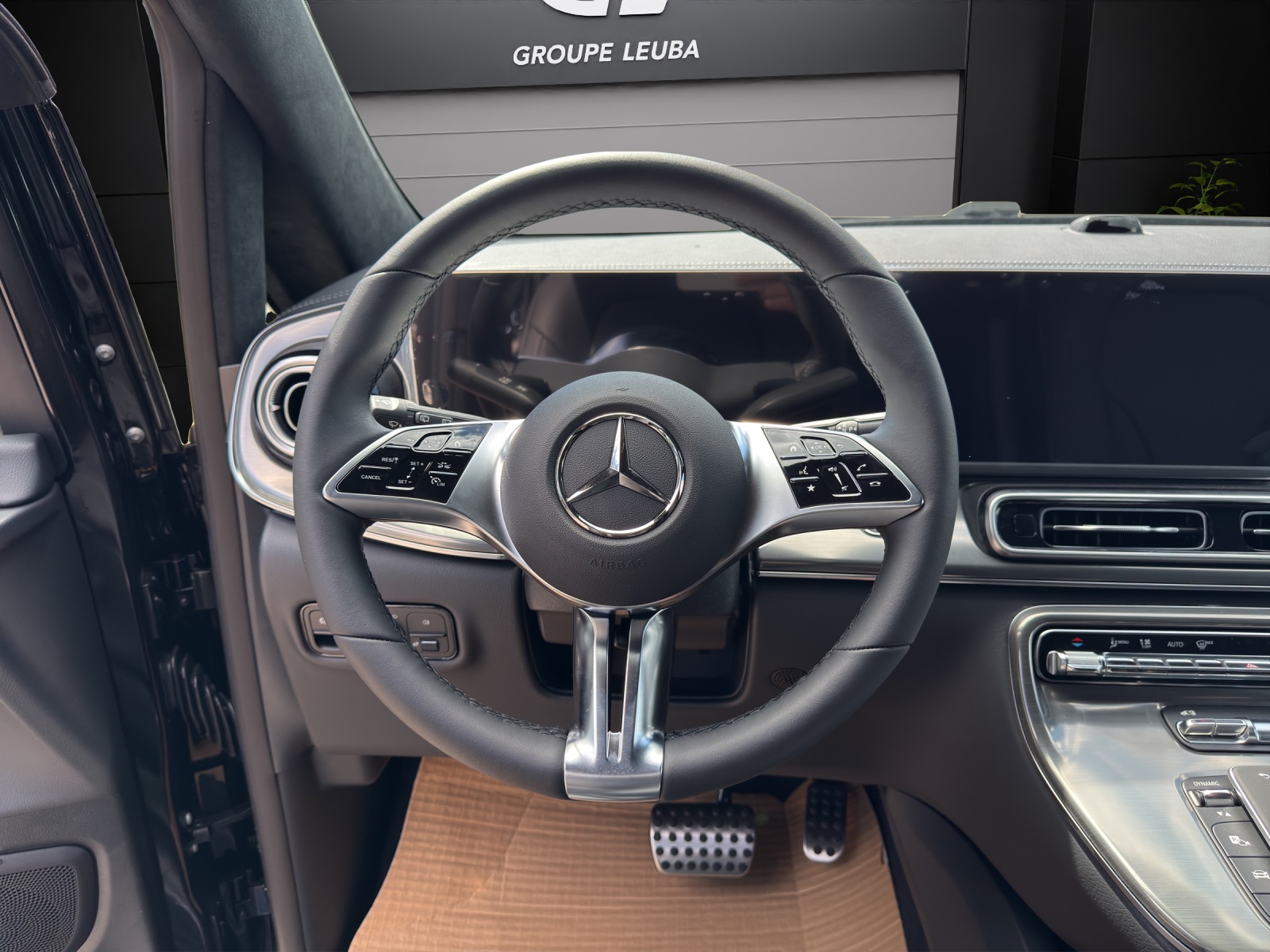MERCEDES-BENZ V 300 d Exclusive lang Swiss Edition 4Matic-image-9