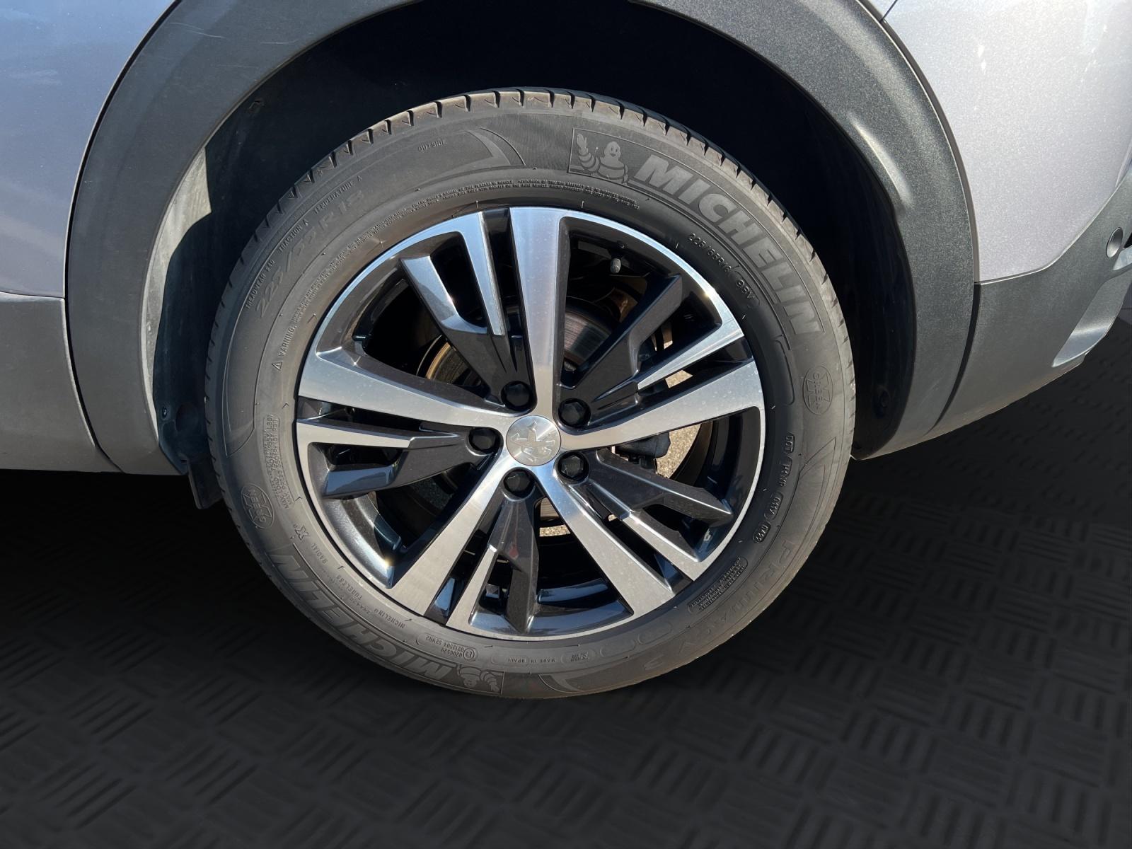 PEUGEOT 3008 1.2 PureTech Allure-image-5