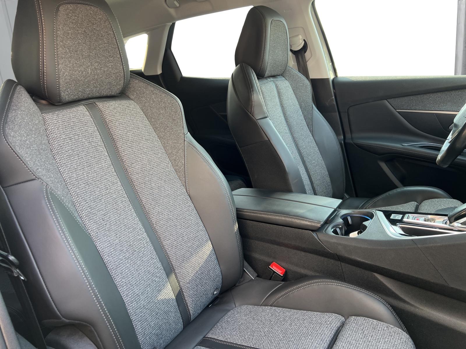 PEUGEOT 3008 1.2 PureTech Allure-image-9