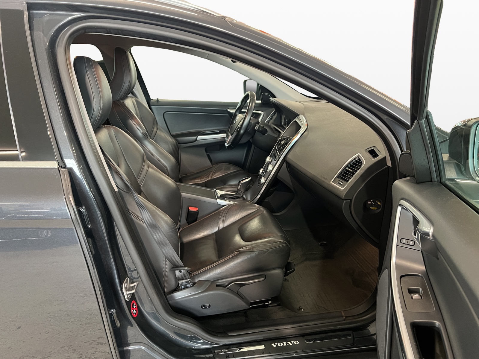 VOLVO XC60 D4 AWD Summum Geartronic-image-8