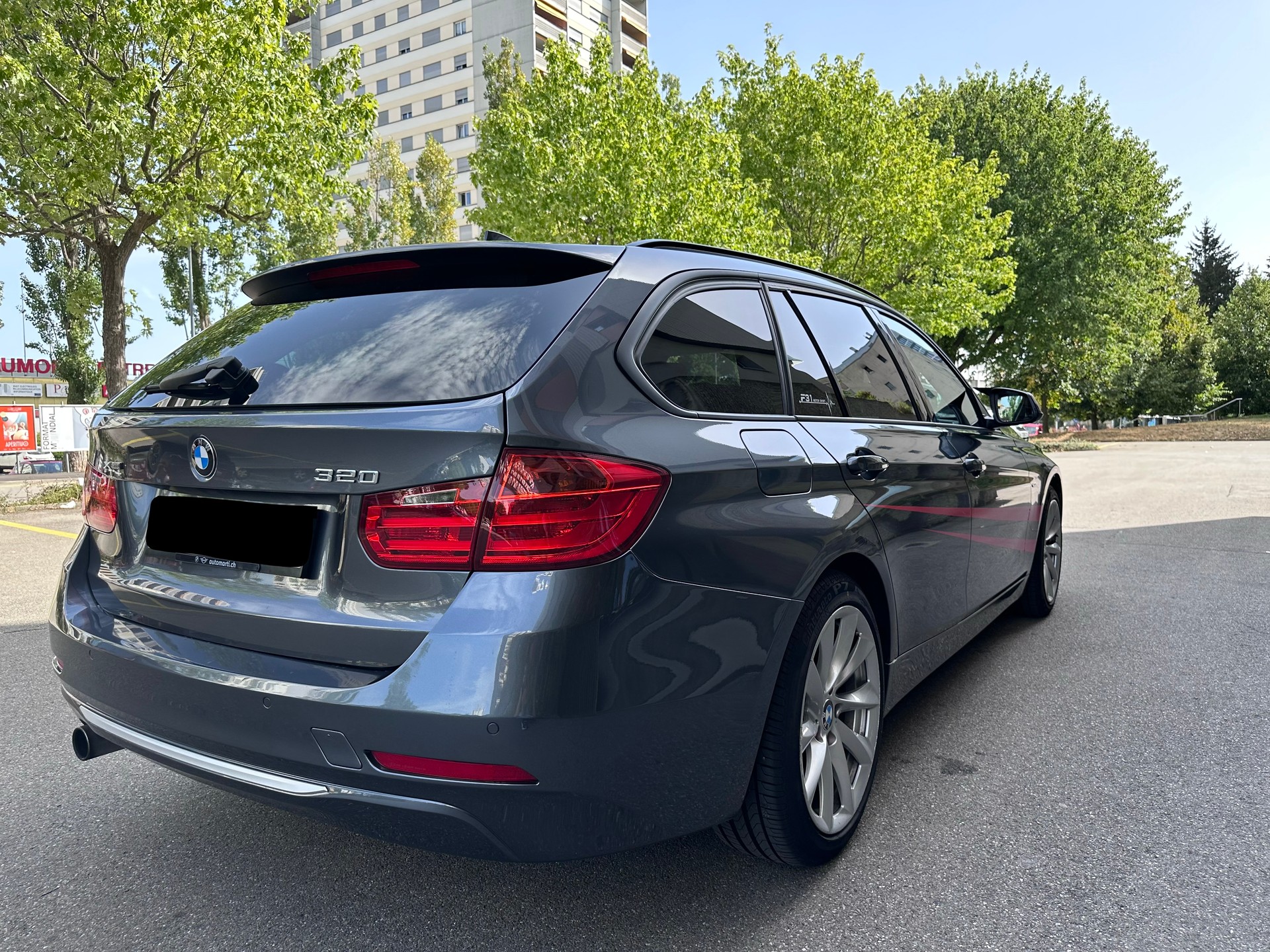 BMW 320i xDrive Touring Modern Line Steptronic-image-4