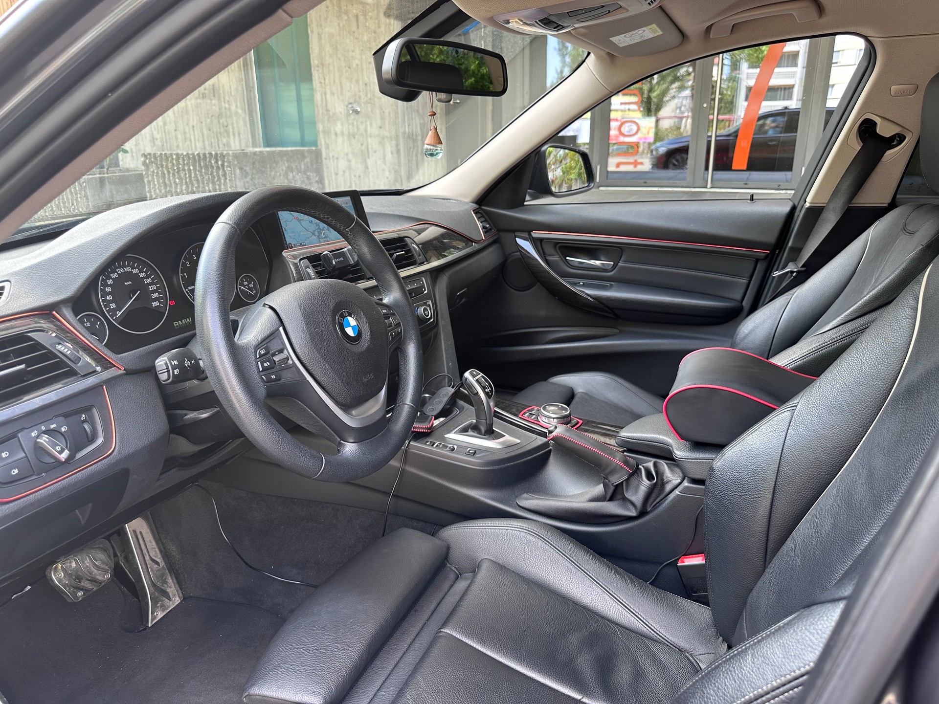 BMW 320i xDrive Touring Modern Line Steptronic-image-8