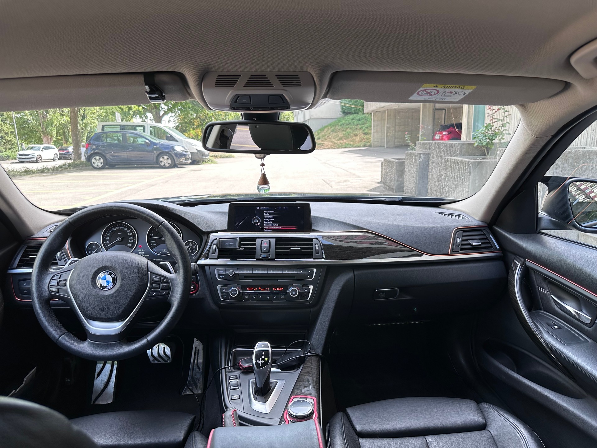 BMW 320i xDrive Touring Modern Line Steptronic-image-13