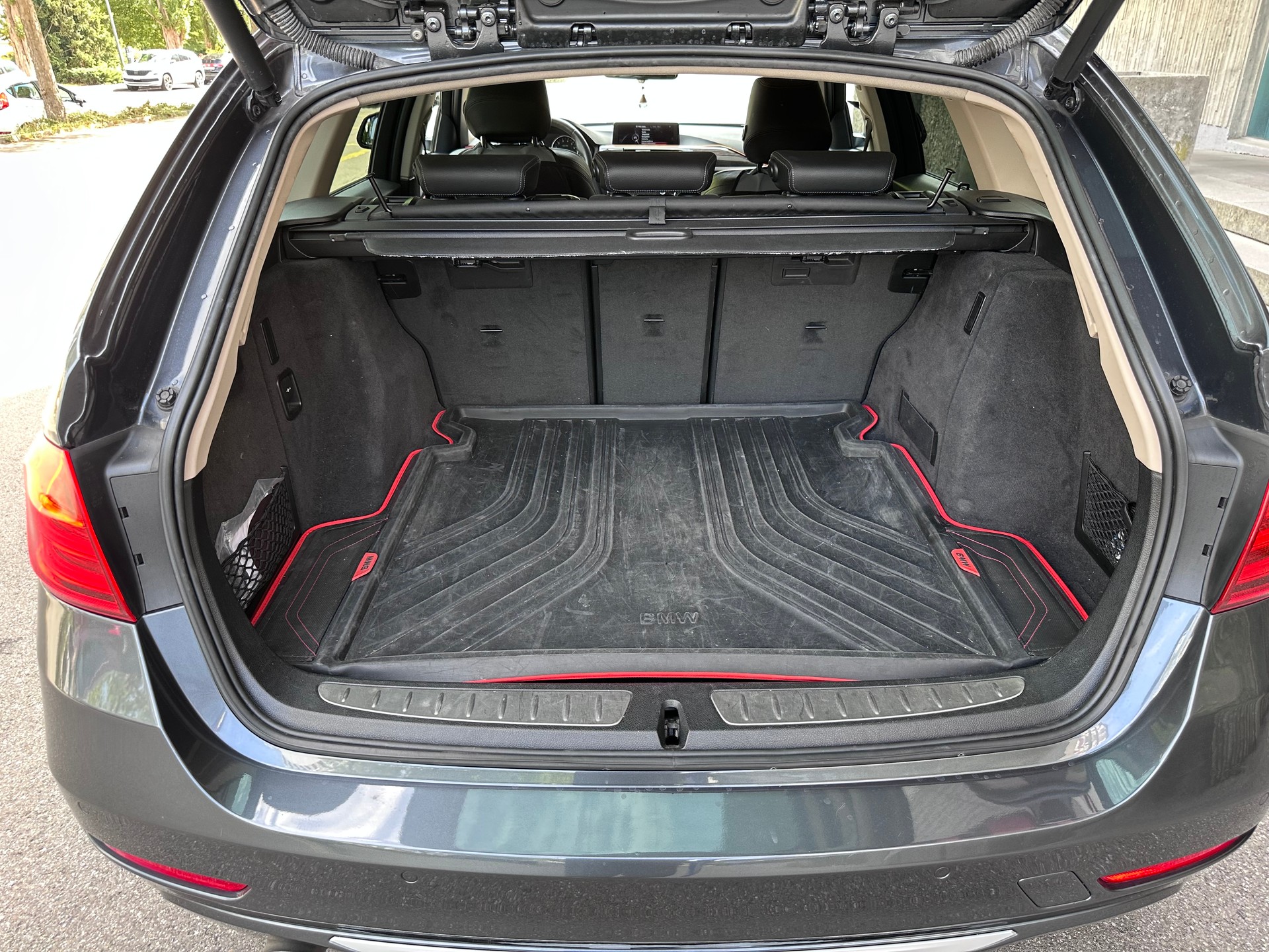 BMW 320i xDrive Touring Modern Line Steptronic-image-14