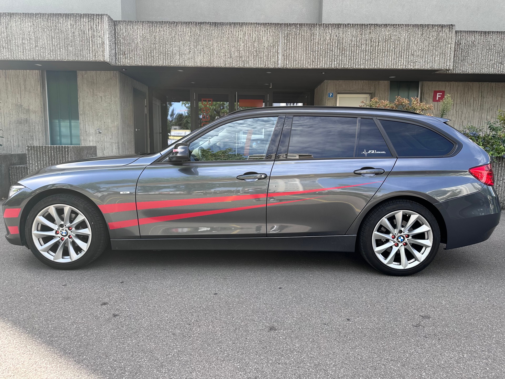 BMW 320i xDrive Touring Modern Line Steptronic-image-7
