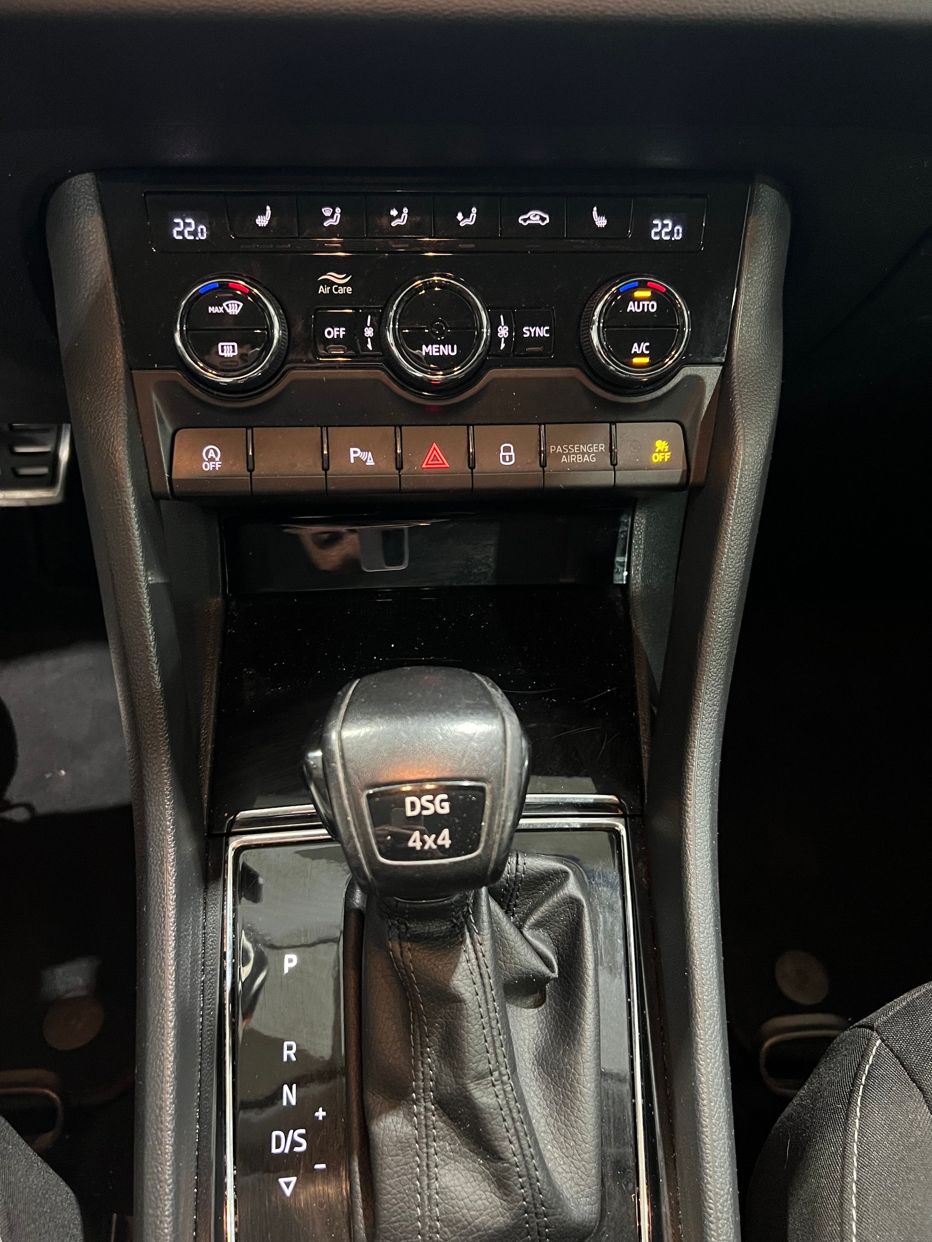 SKODA Karoq 2.0 TDI Drive 4x4 DSG**AHK,Rückfahrtkamera,Tempomat ACC,CH Auslieferung,Frisch ab MFK**-image-14