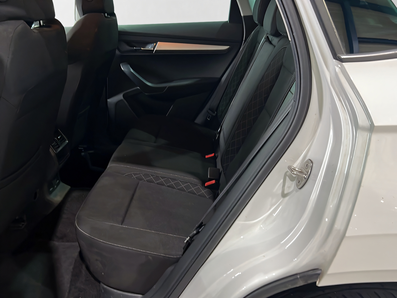 SKODA Karoq 2.0 TDI Drive 4x4 DSG**AHK,Rückfahrtkamera,Tempomat ACC,CH Auslieferung,Frisch ab MFK**-image-9