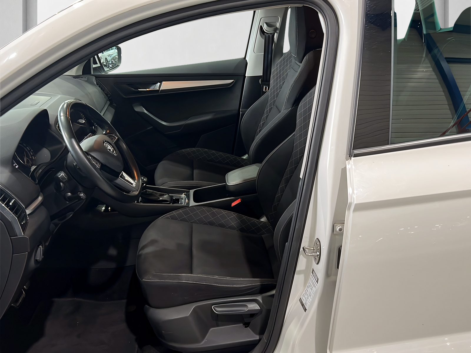 SKODA Karoq 2.0 TDI Drive 4x4 DSG**AHK,Rückfahrtkamera,Tempomat ACC,CH Auslieferung,Frisch ab MFK**-image-8