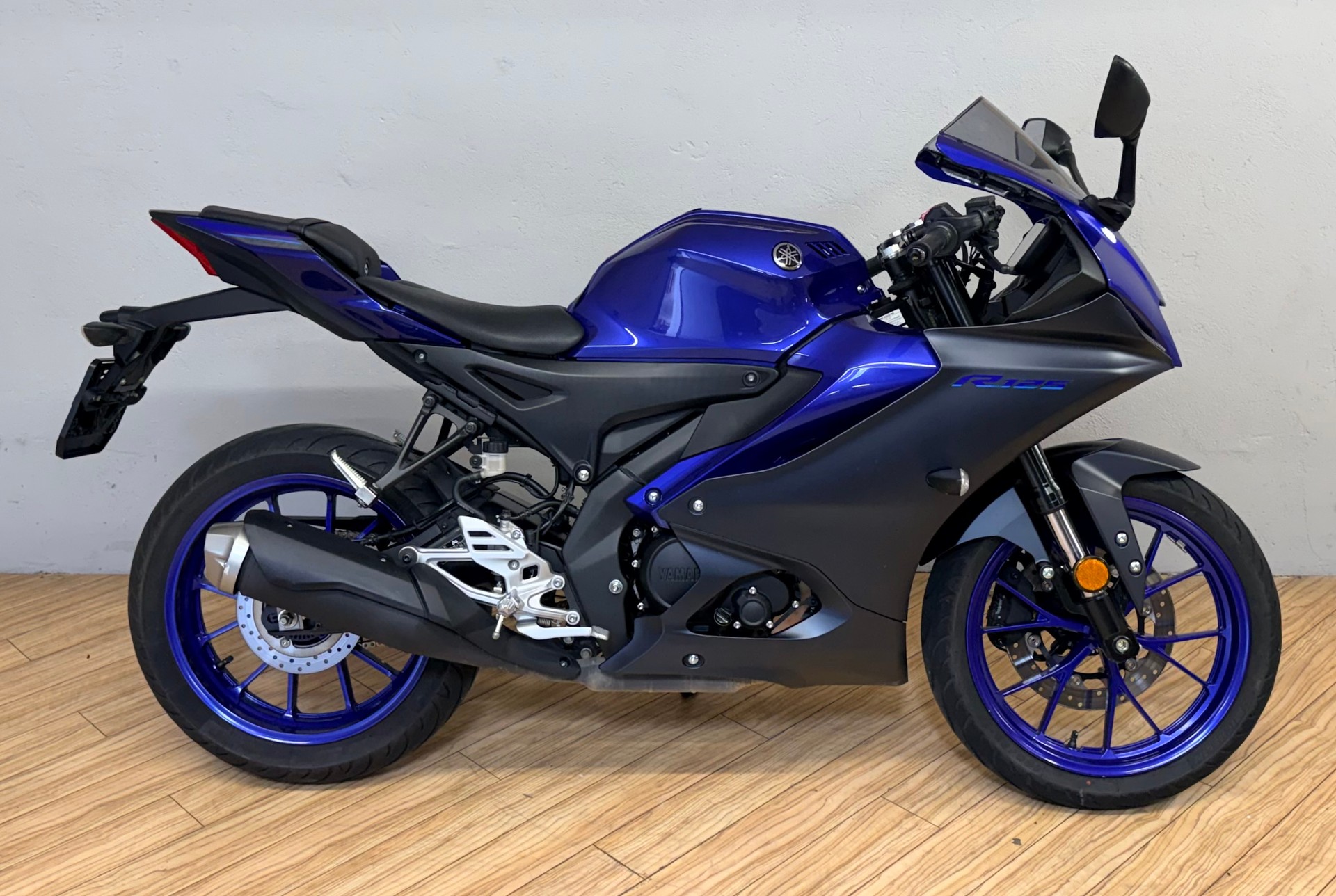 YAMAHA YZF-R 125 ABS-showroom-element-1