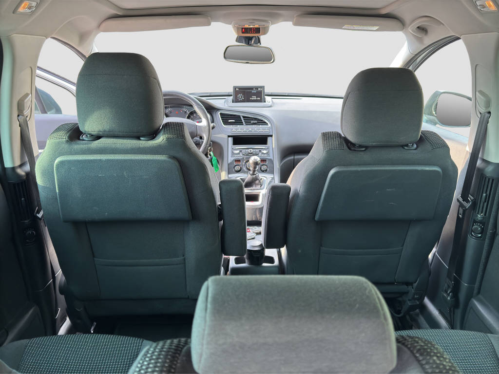 PEUGEOT 5008 2.0 BlueHDi Allure-image-11