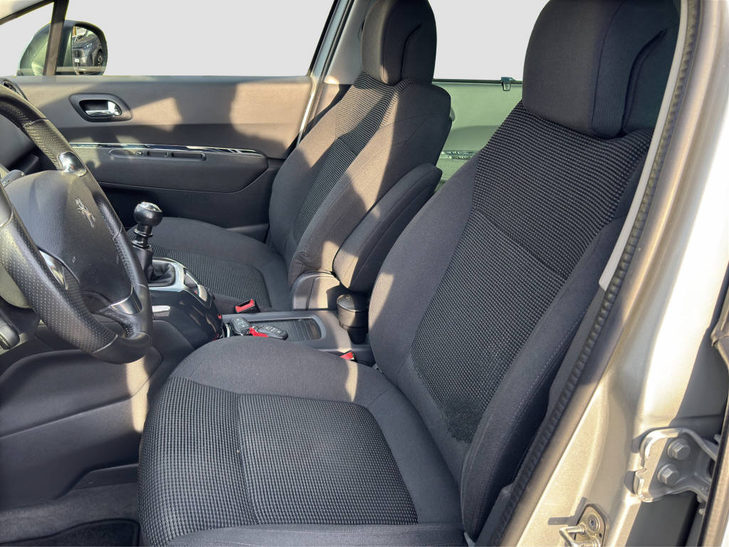 PEUGEOT 5008 2.0 BlueHDi Allure-image-8
