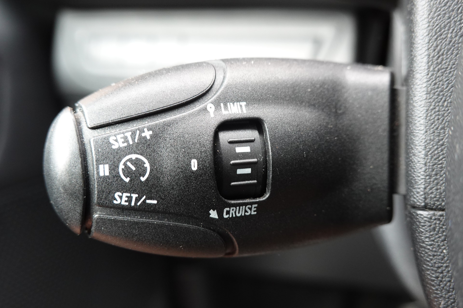 PEUGEOT 208 1.2 VTI " * Véhicule CH * Régulateur de vitesse * intérieur tissus *"-image-12