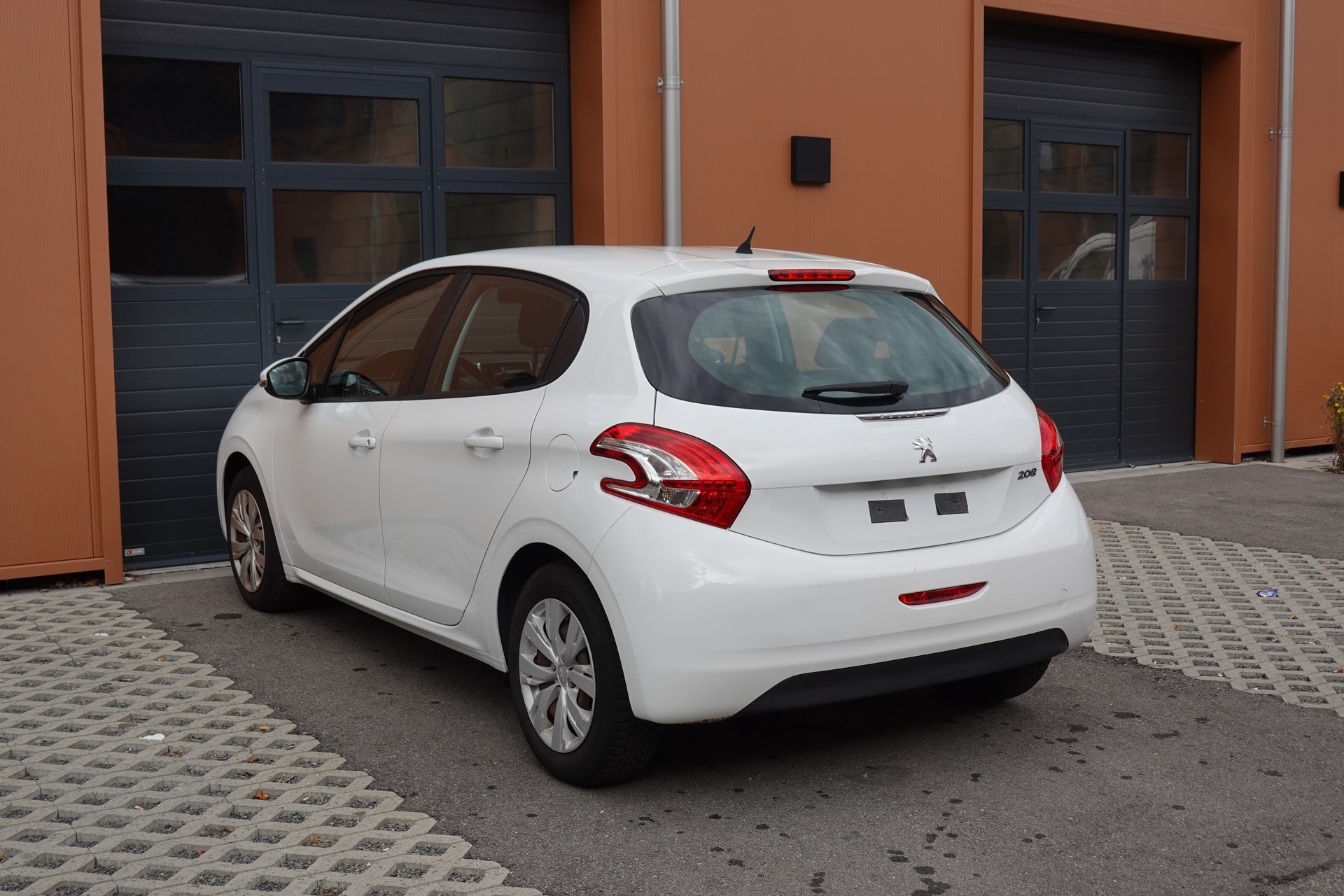 PEUGEOT 208 1.2 VTI " * Véhicule CH * Régulateur de vitesse * intérieur tissus *"-image-9