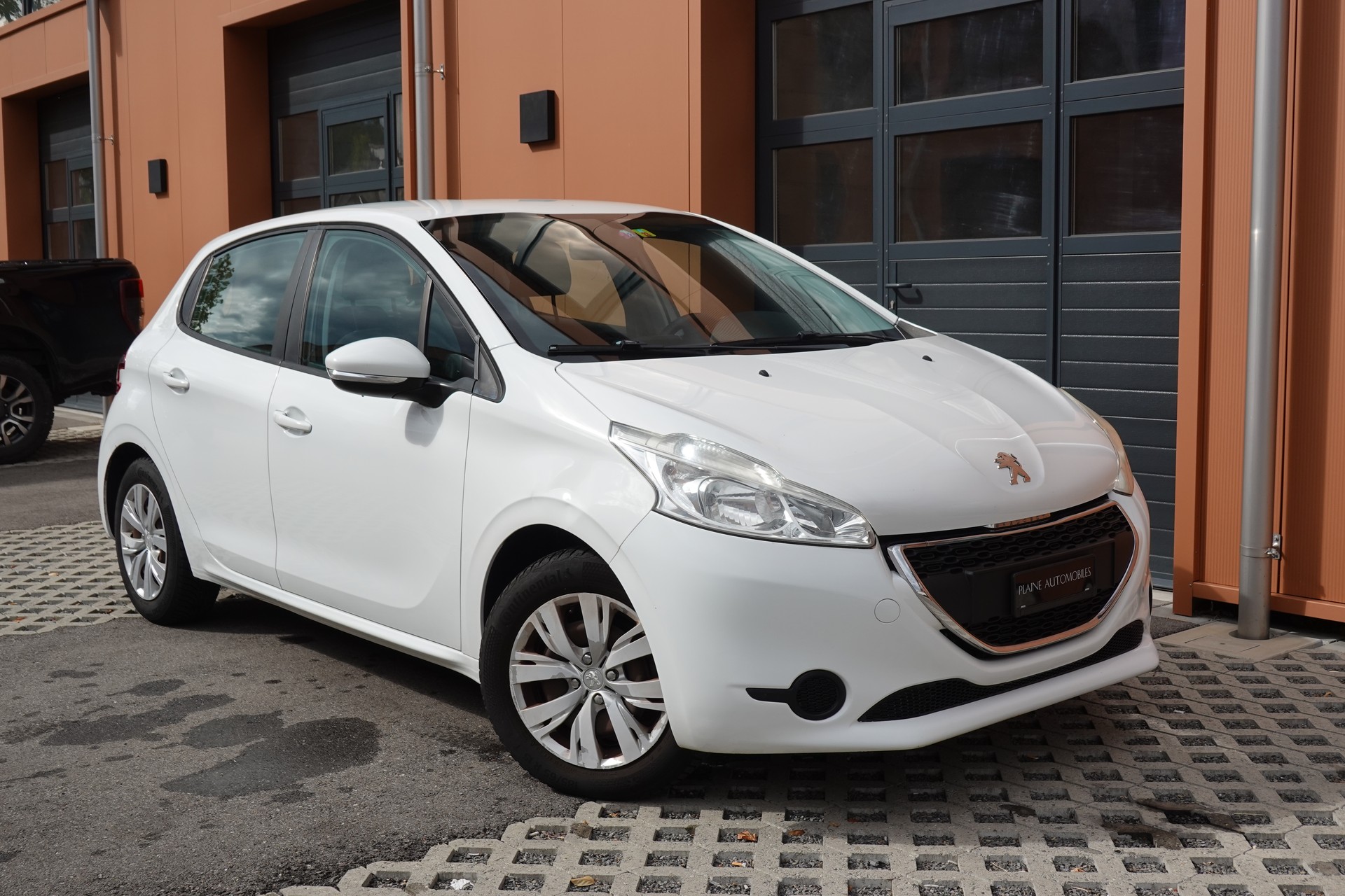 PEUGEOT 208 1.2 VTI " * Véhicule CH * Régulateur de vitesse * intérieur tissus *"-image-5