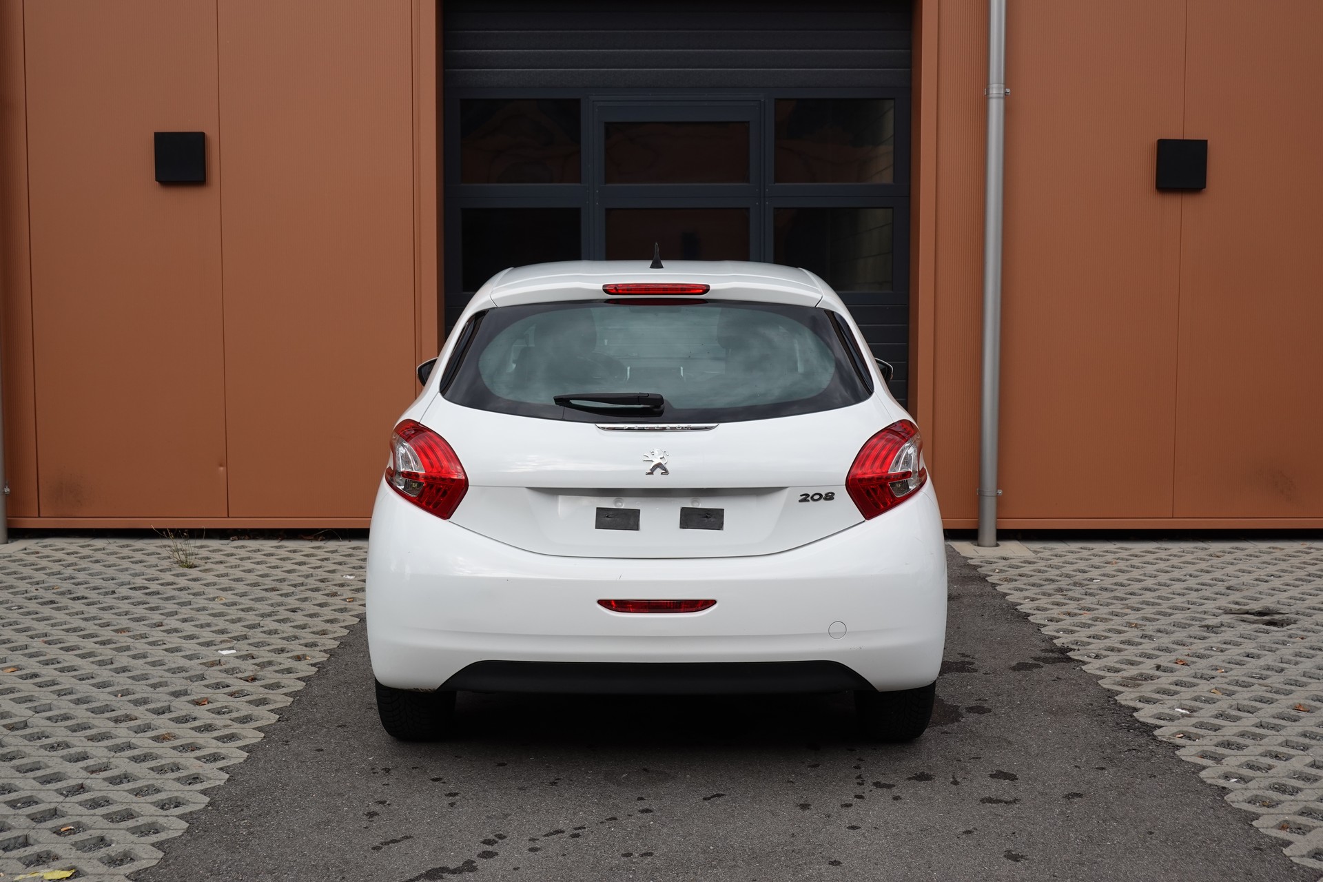 PEUGEOT 208 1.2 VTI " * Véhicule CH * Régulateur de vitesse * intérieur tissus *"-image-8
