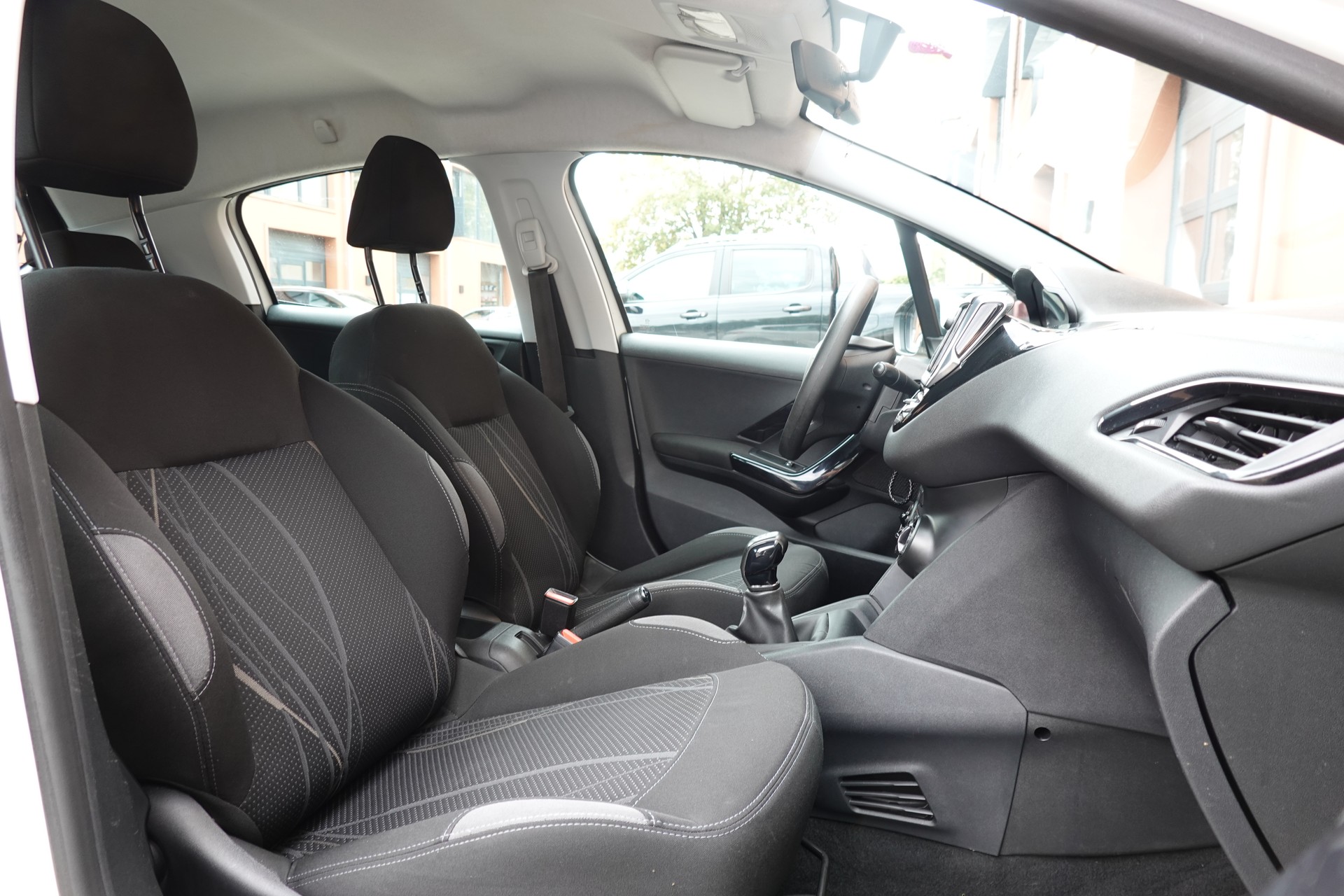 PEUGEOT 208 1.2 VTI " * Véhicule CH * Régulateur de vitesse * intérieur tissus *"-image-16