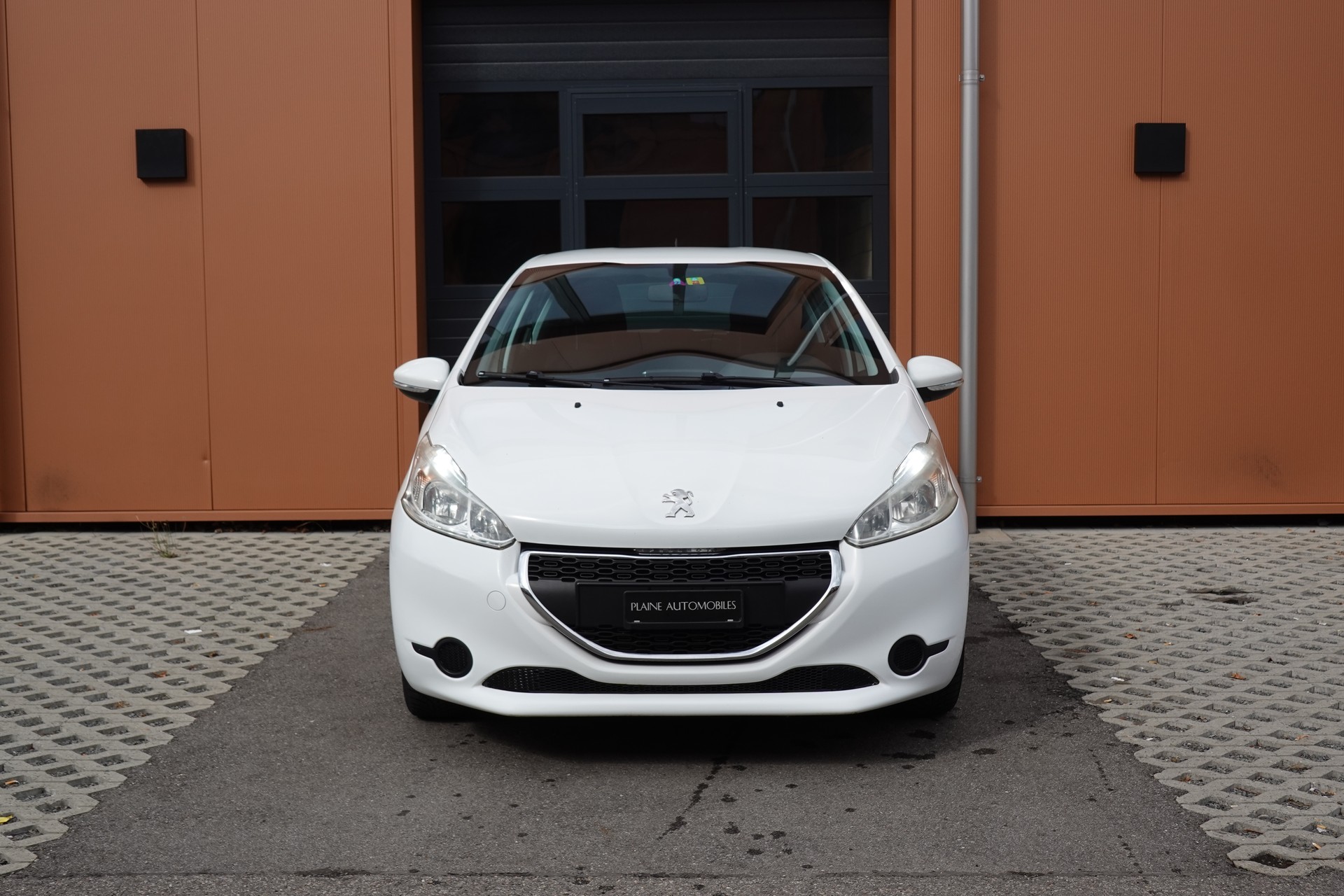 PEUGEOT 208 1.2 VTI " * Véhicule CH * Régulateur de vitesse * intérieur tissus *"-image-1