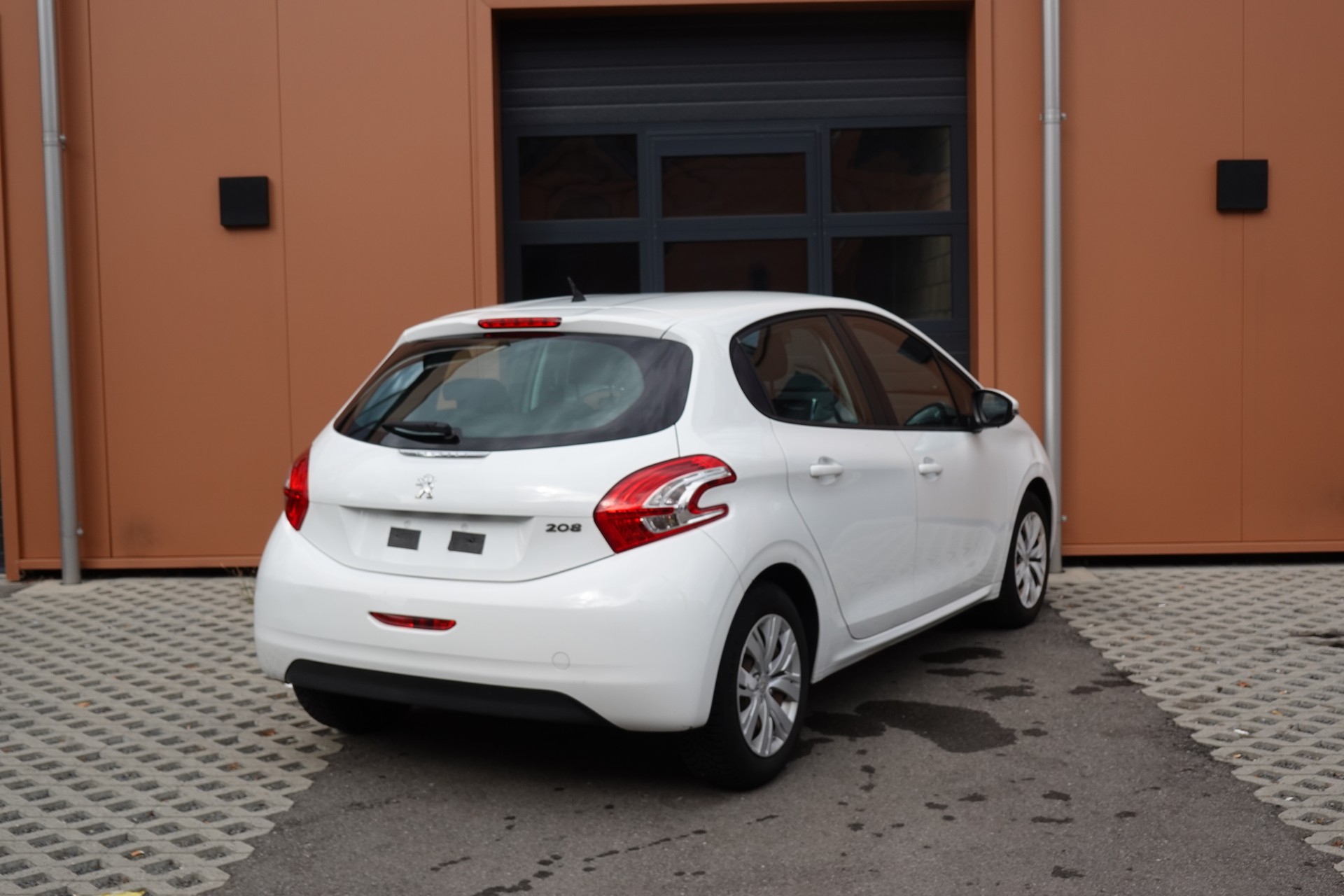PEUGEOT 208 1.2 VTI " * Véhicule CH * Régulateur de vitesse * intérieur tissus *"-image-7