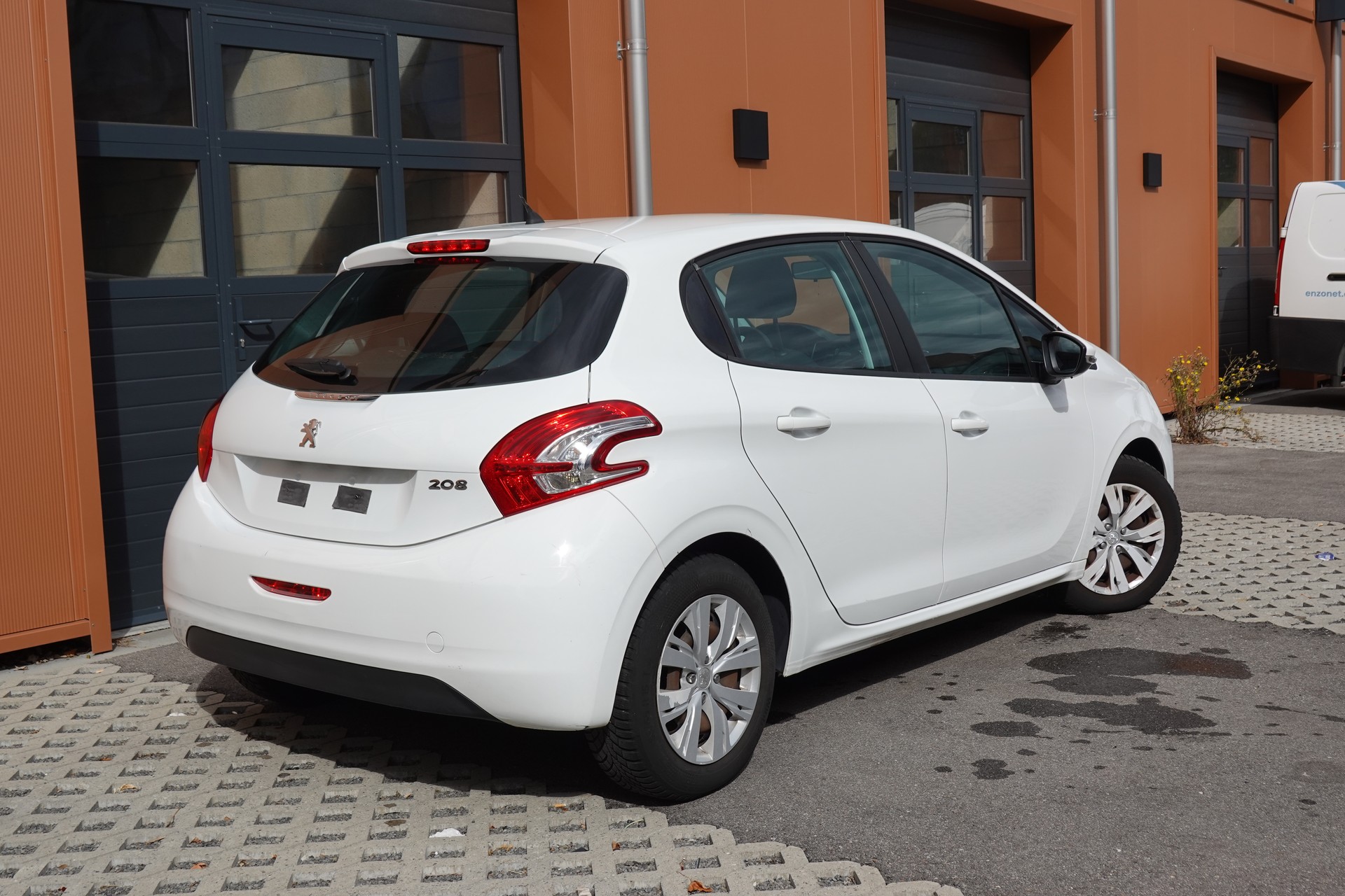 PEUGEOT 208 1.2 VTI " * Véhicule CH * Régulateur de vitesse * intérieur tissus *"-image-6