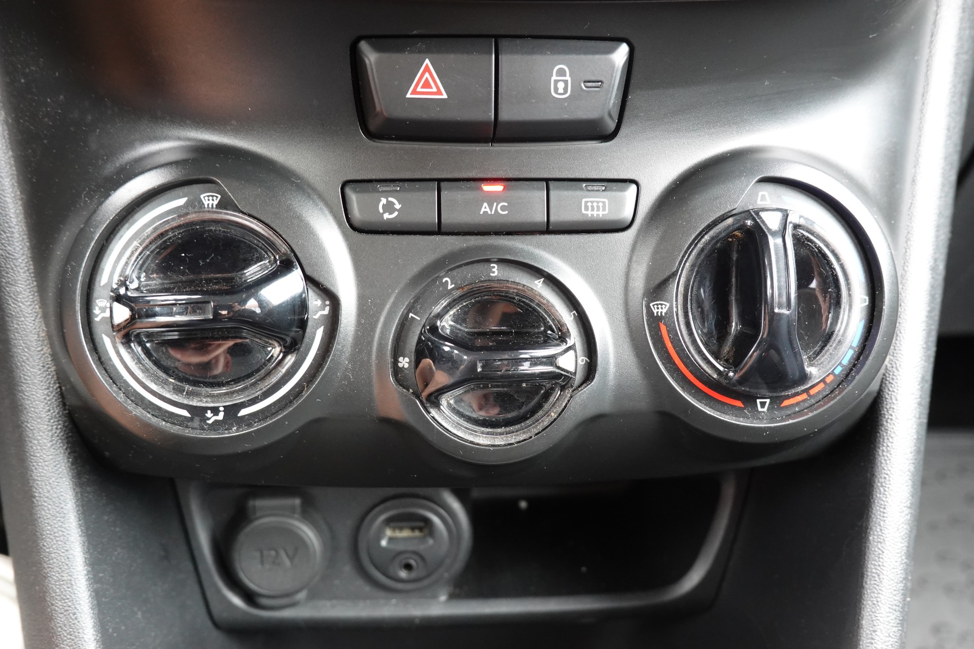 PEUGEOT 208 1.2 VTI " * Véhicule CH * Régulateur de vitesse * intérieur tissus *"-image-13